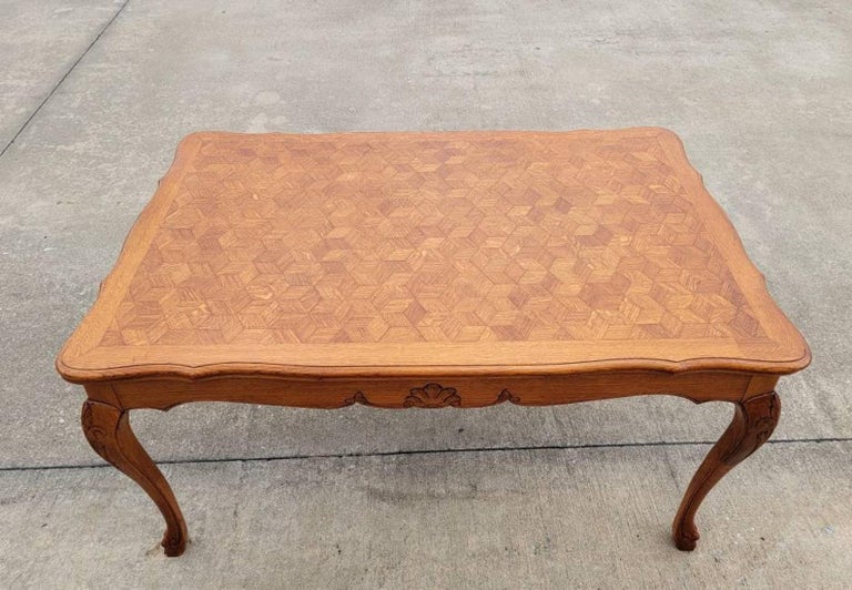 An elegant country French Louis XV style carved oak expandable dining table from the early/mid 20th century. 

This Louis XV draw-leaf table features two pullout leaves that rest under the top when not in use and slide out with ease when needed.