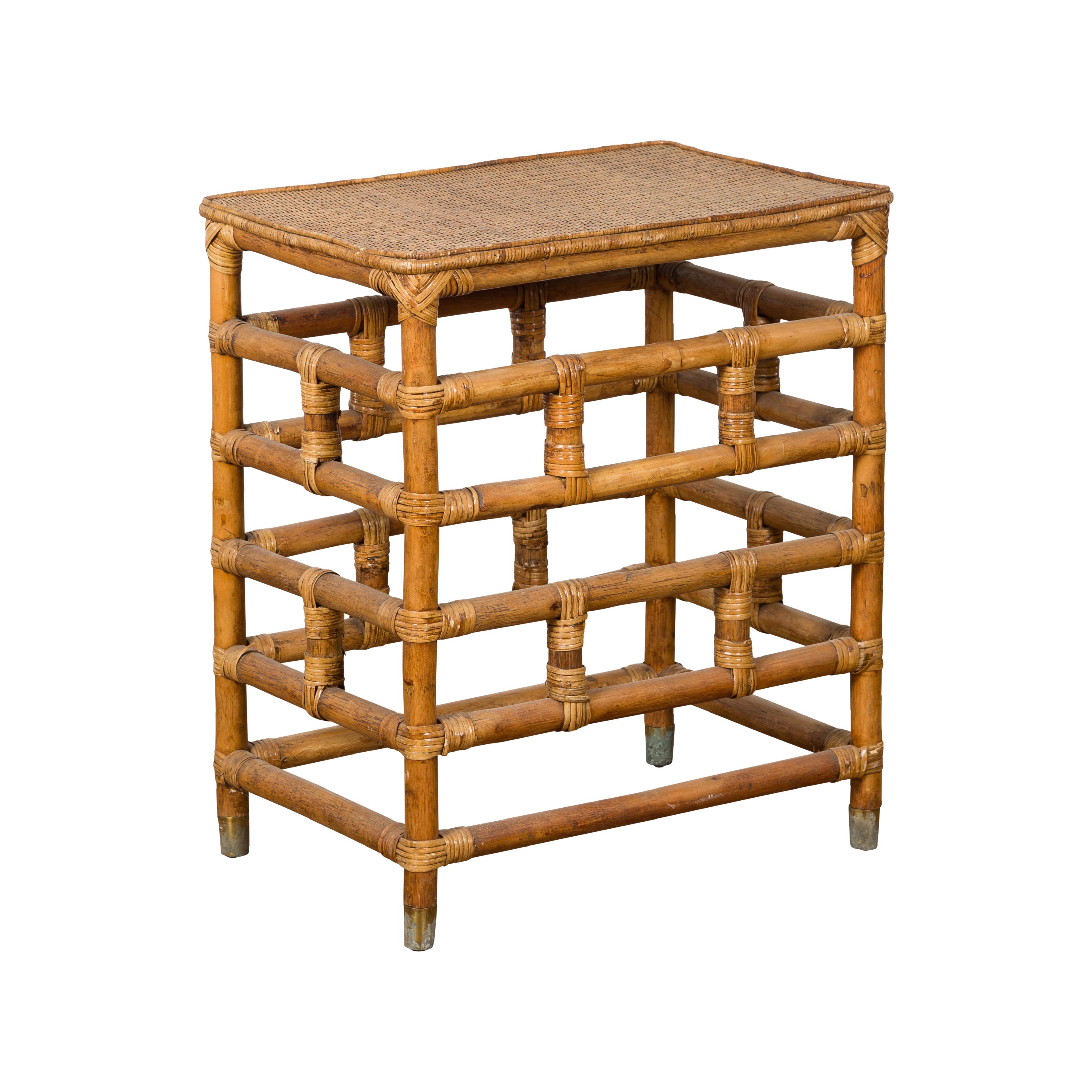 Table birmane vintage de style campagnard avec plateau en rotin et base géométrique en bambou