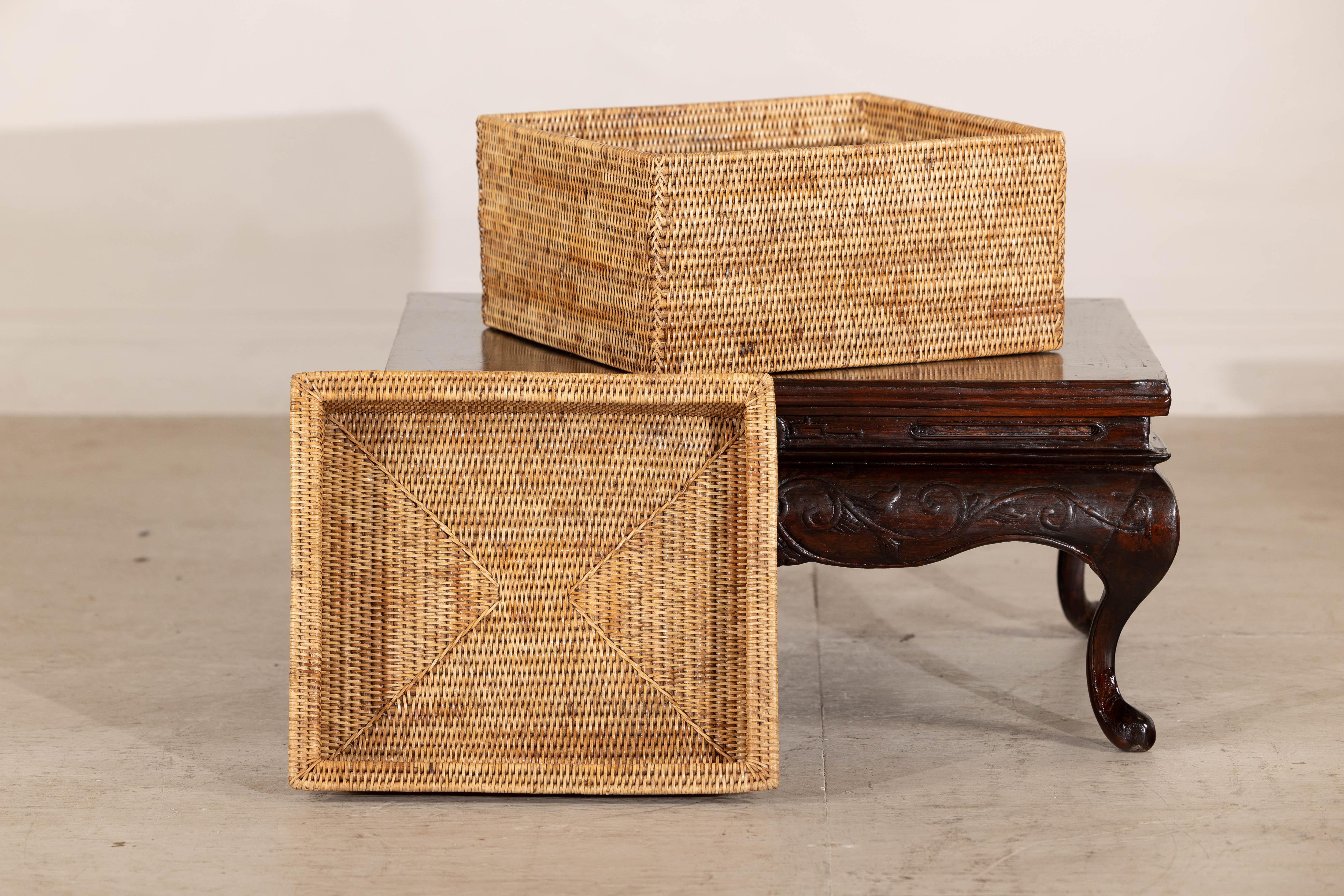 Vintage Country Style Rectangular Rattan Storage Box with Removable Tray Lid In Good Condition For Sale In Yonkers, NY