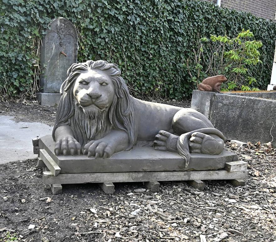 Vintage Couple of Lion Statues, 20th Century In Fair Condition In Udenhout, NL
