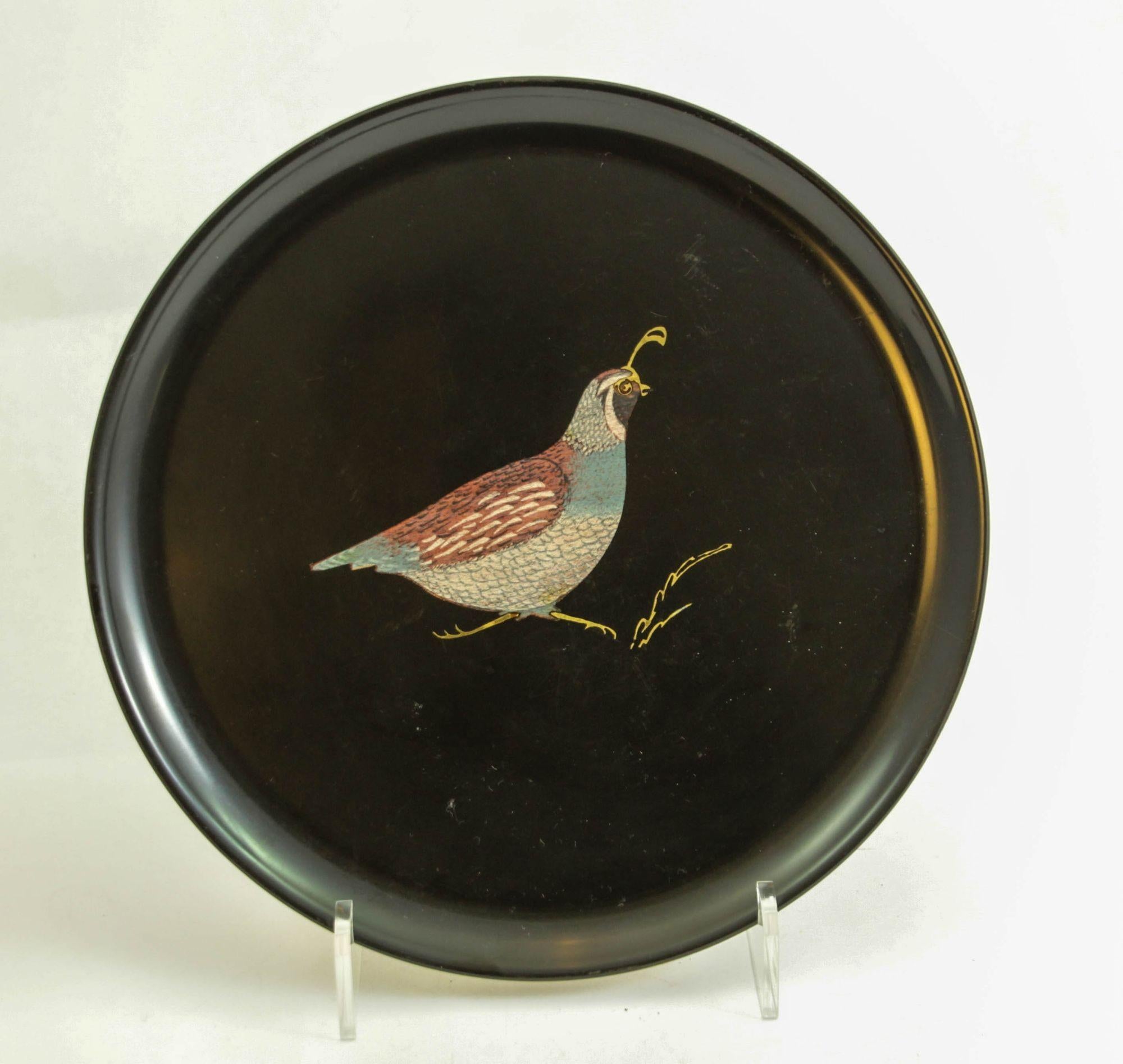 Mid-Century Modern Couroc von Monterey California Katze Design Barware Serviertablett.
Ein wunderschönes Couroc-Bar-Tablett aus der Mitte des Jahrhunderts mit einem Vogel, der in der klassischen Couroc-Intarsien-Technik von Meisterhand aus