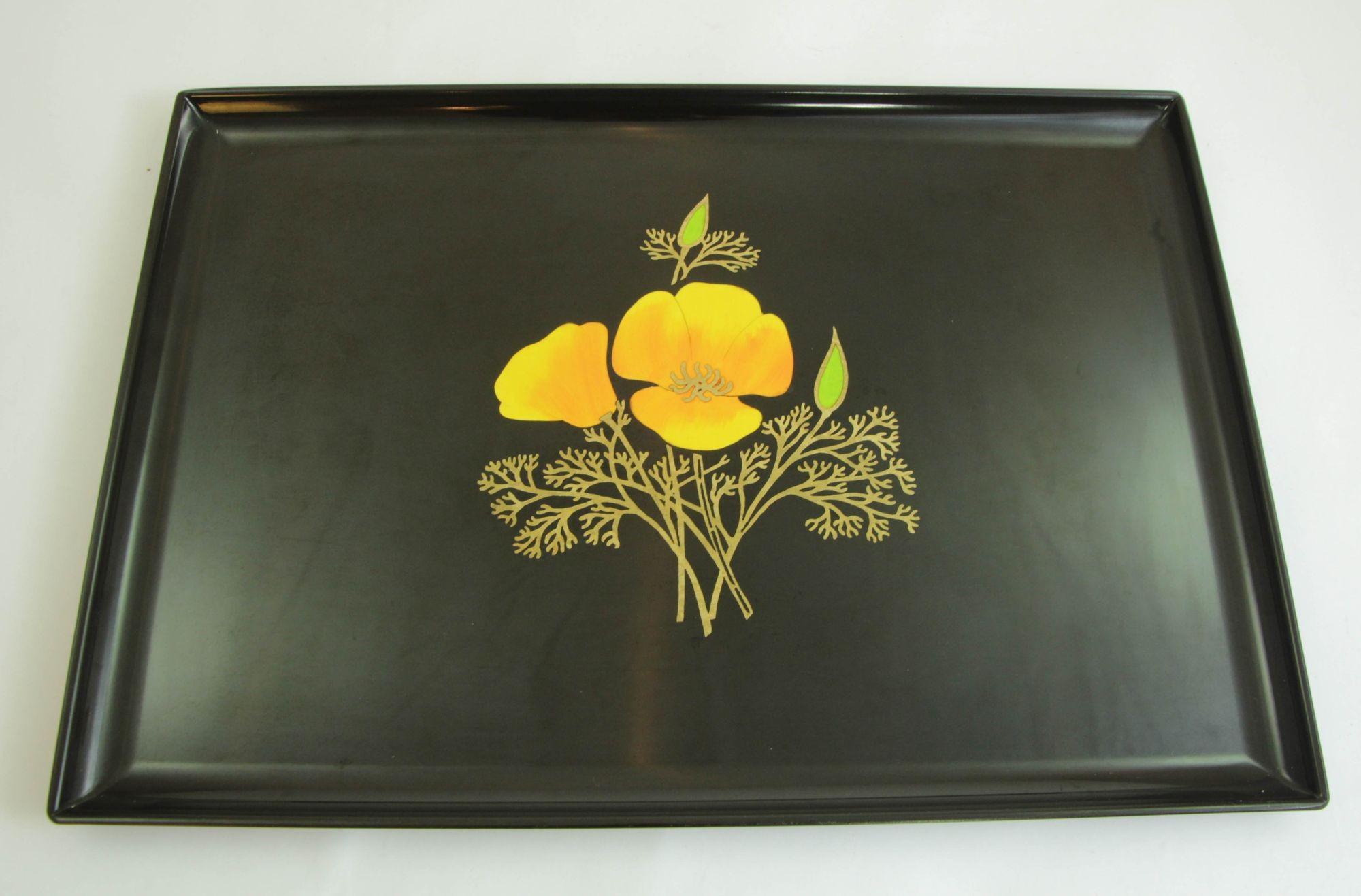 Bandeja grande de mediados de siglo de Couroc of Monterey California, con diseño floral.
Preciosa bandeja de bar Couroc de mediados de siglo con un diseño floral realizado con las técnicas clásicas de incrustación de Couroc por maestros artesanos
