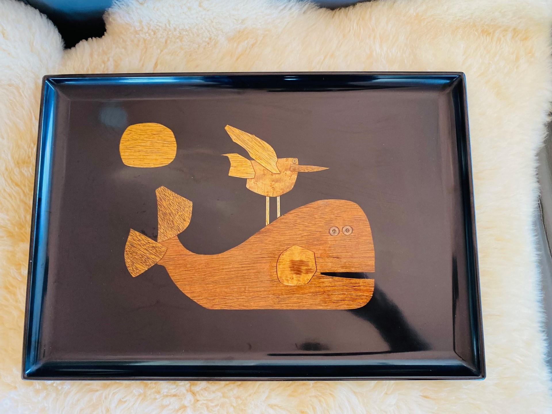 Vintage Couroc Phenolic Resin Serving Tray with Inlaid Wood and Brass Whale In Good Condition For Sale In San Diego, CA