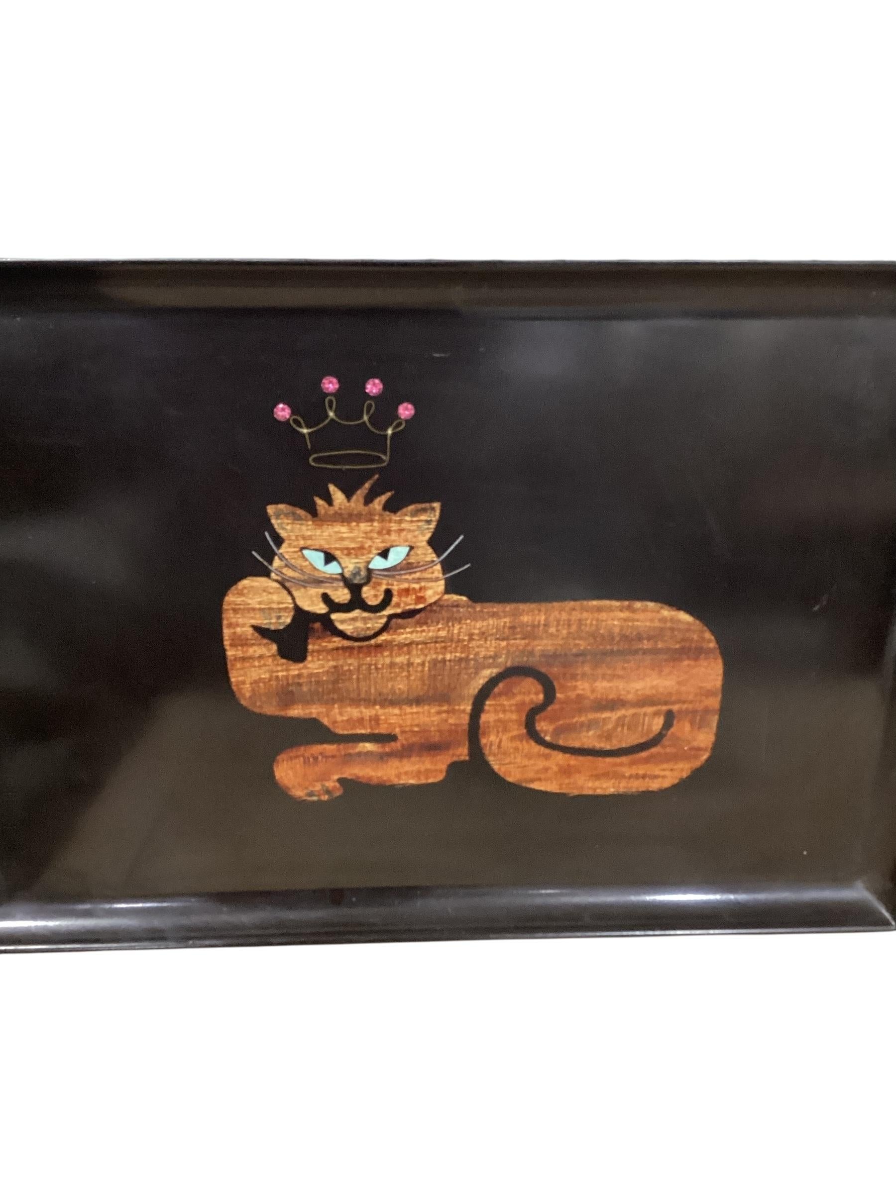 Couroc Phenolharz-Serviertablett mit Intarsien aus Holz und Kristall, King Cat, Vintage (amerikanisch) im Angebot