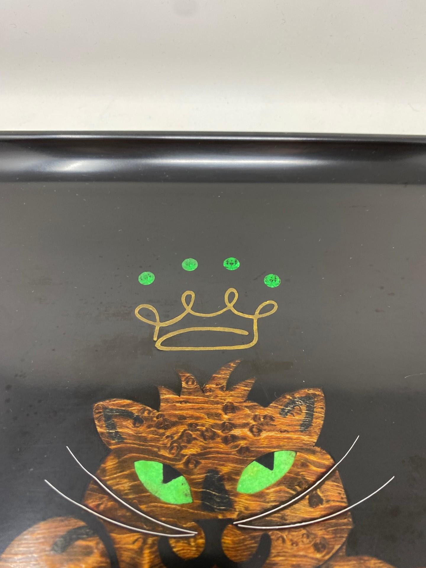 Vintage Couroc Phenolic Resin Serving Tray with Inlaid Wood and Crystal King Cat In Good Condition In San Diego, CA