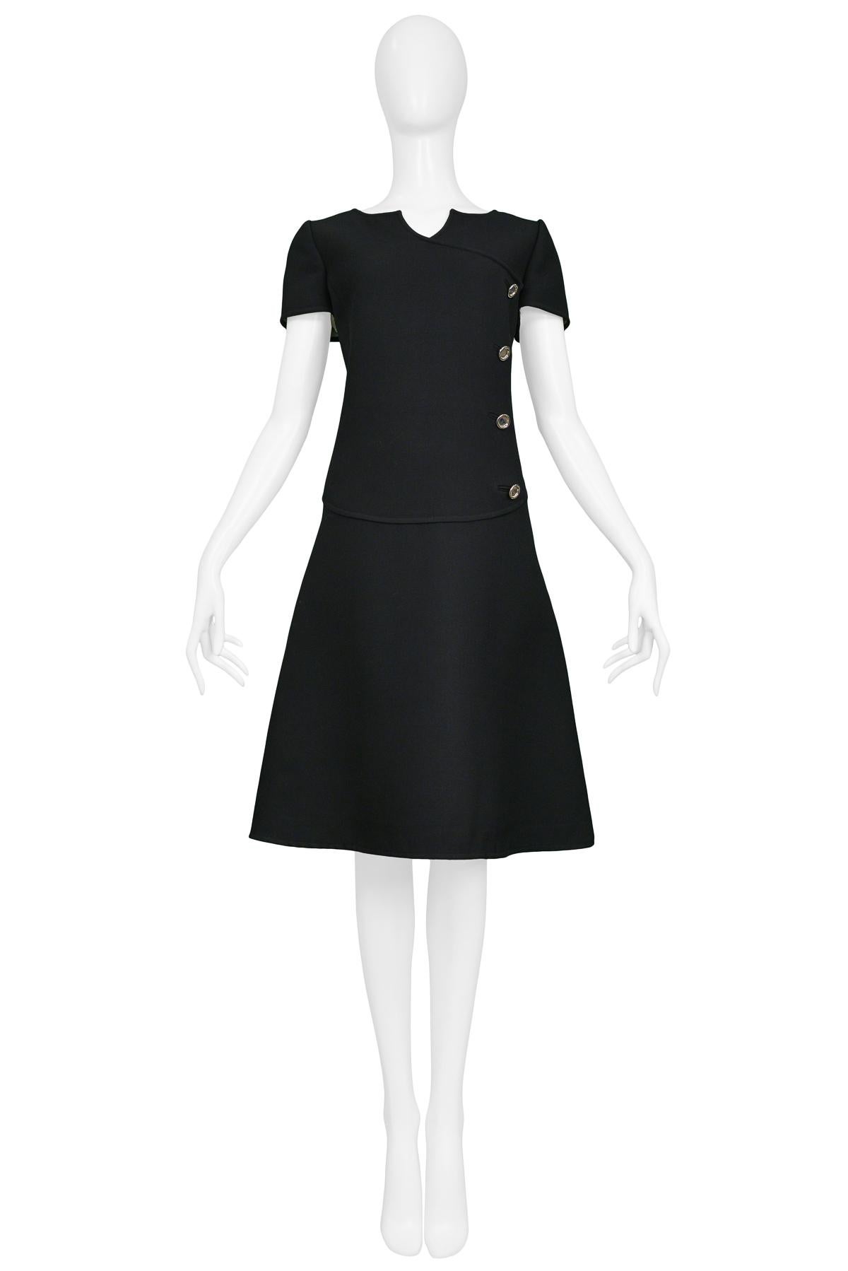 Resurrection Vintage se complace en ofrecer un vestido mod vintage Courreges de lana negra con escote de pico, mangas cortas, botones plateados y cuerpo en forma de a. 

Courreges, París
Talla B (Mediana)
Lana
Excelente estado vintage
Autenticidad