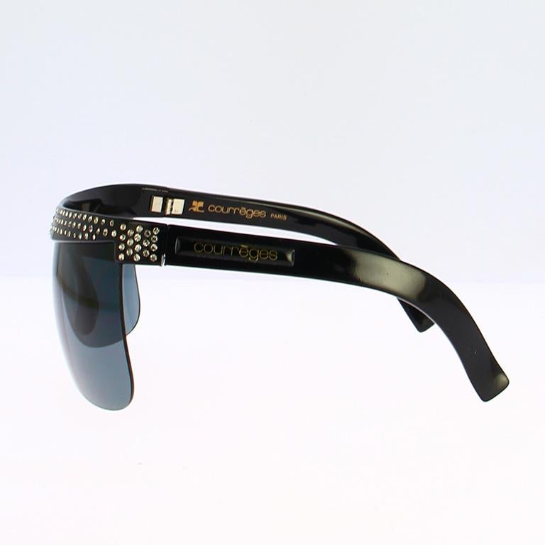 Assert your style with these Courrèges vintage mask sunglasses from the 2000s, true icons of an audacious and avant-garde era. This frame was reimagined thanks to the Courrèges archives, where the existence of this mask design can be traced back to