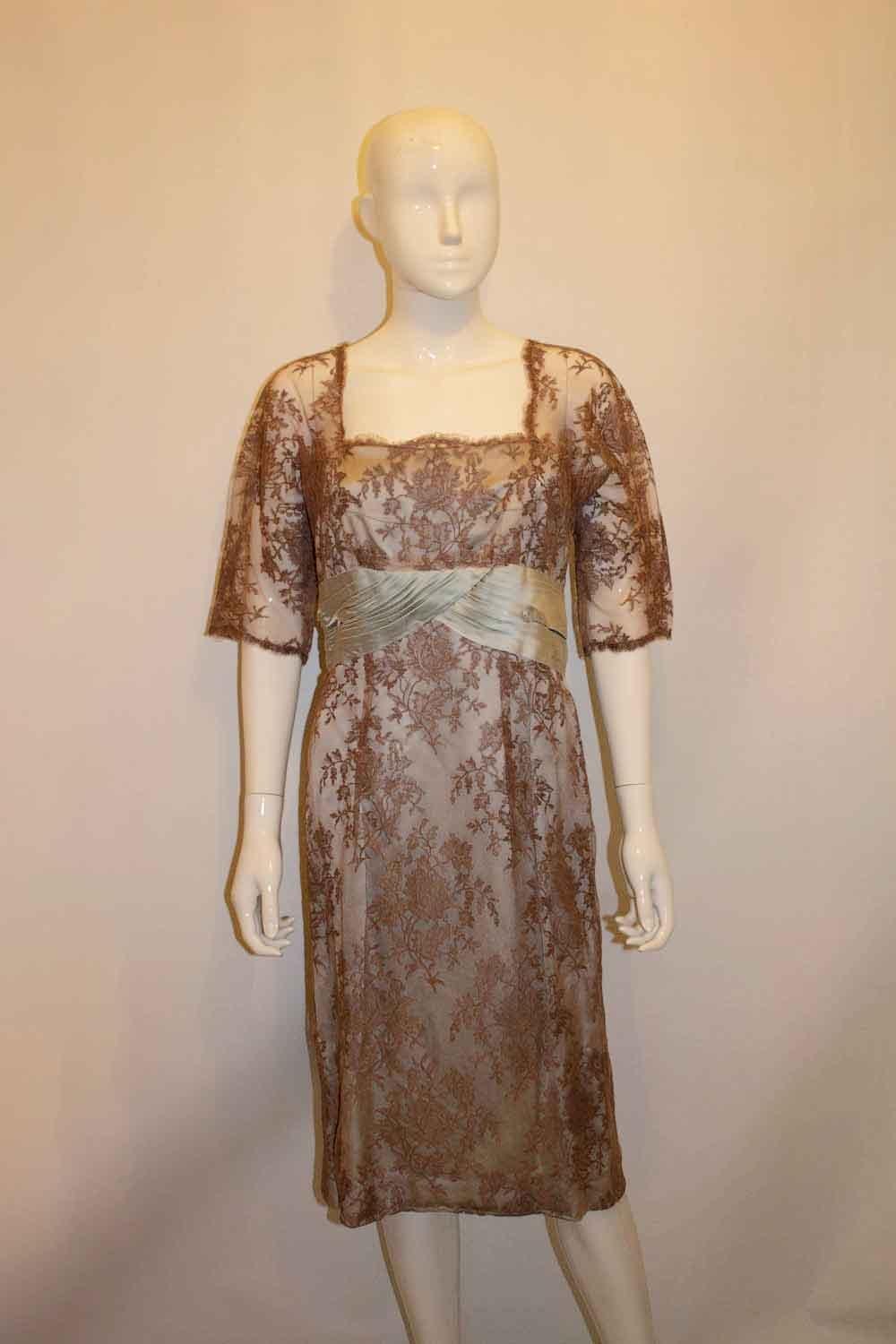 Abito da cocktail vintage Couture in raso blu cielo e pizzo color cioccolato In condizioni buone in vendita a London, GB