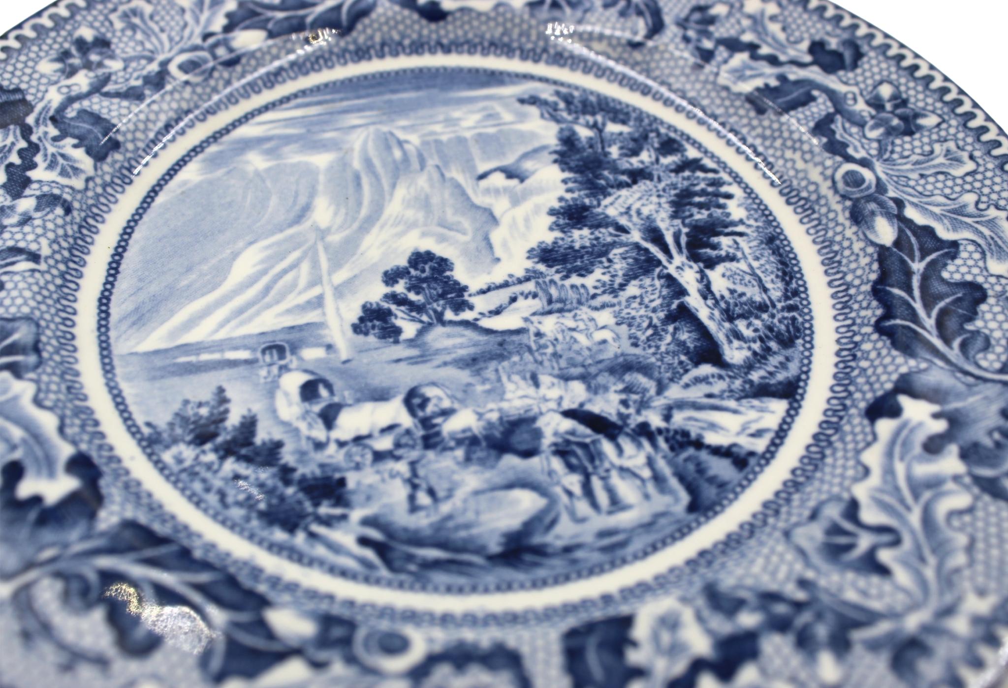 Ti presentiamo un piatto per pane e burro in transferware smaltato di blu, opera dei famosi ceramisti britannici Johnson Brothers. Prodotto in Inghilterra, questo piatto fa parte della linea di ceramiche 