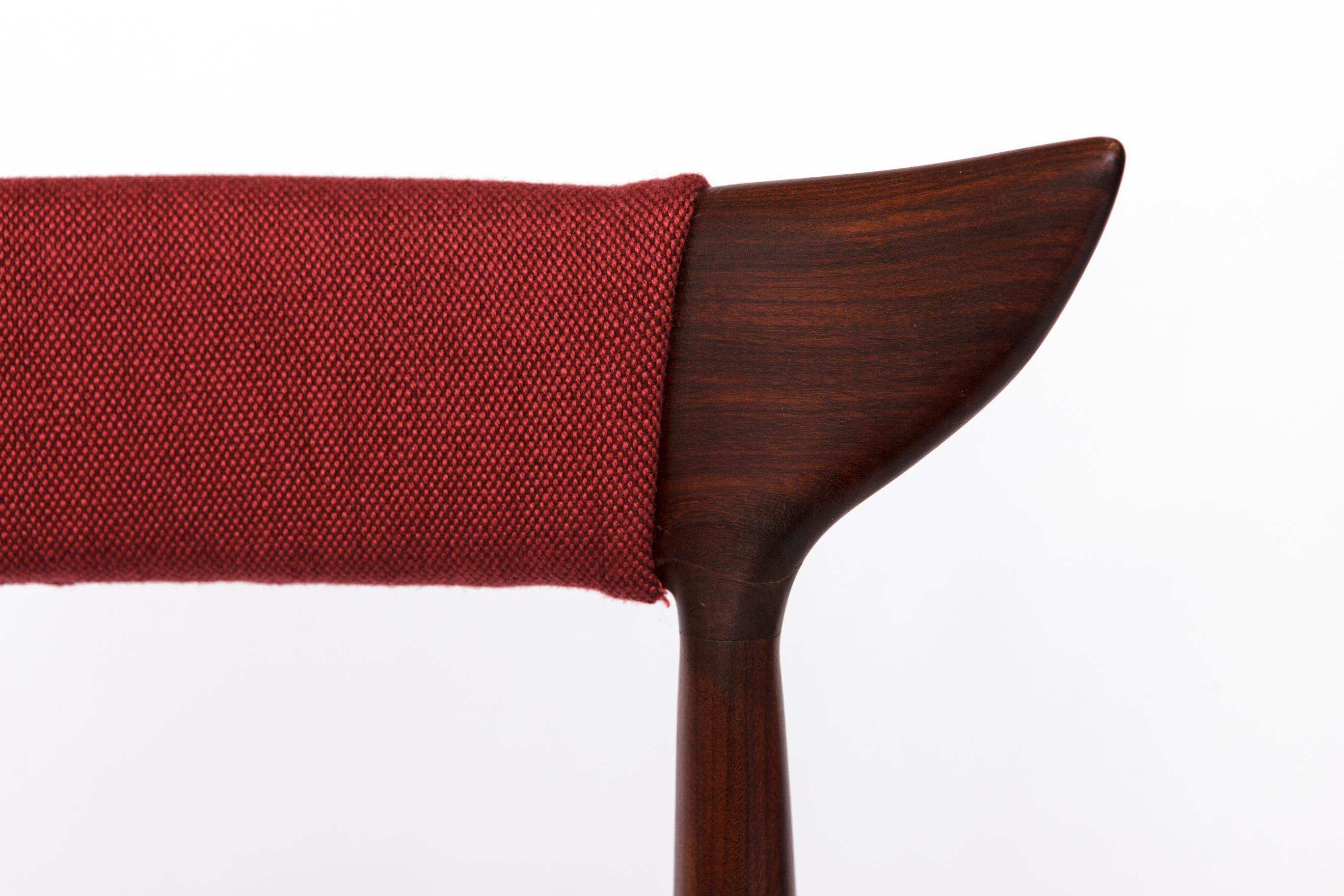 Vintage Cow Horn Chair – 1960s/1970s, Danish Origin (Unknown Manufacturer)
Beautiful cow horn style chair from the 1960s–1970s, most likely produced in Denmark.
An ideal piece for use as a desk chair or kitchen chair.

The solid teakwood frame has