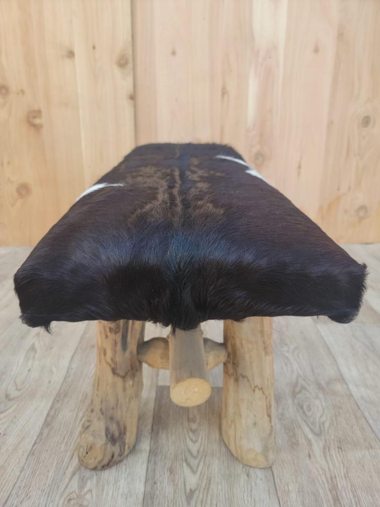 Banc vintage en peau de vache noir et blanc avec pieds en bois

Ce banc rectangulaire d'inspiration moderniste en peau de vache noire et blanche expressive avec des pieds en bois rustiques ajouterait une touche sophistiquée à votre espace.