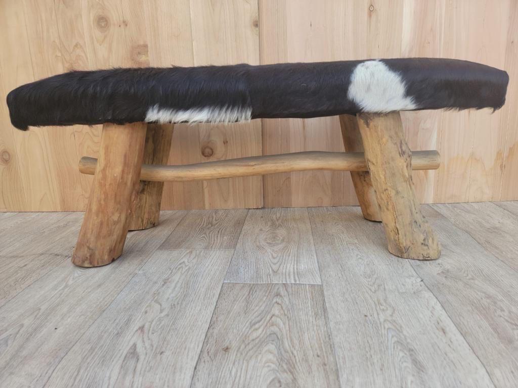 Rustique Banc vintage en cuir de vache avec pieds en bois en vente