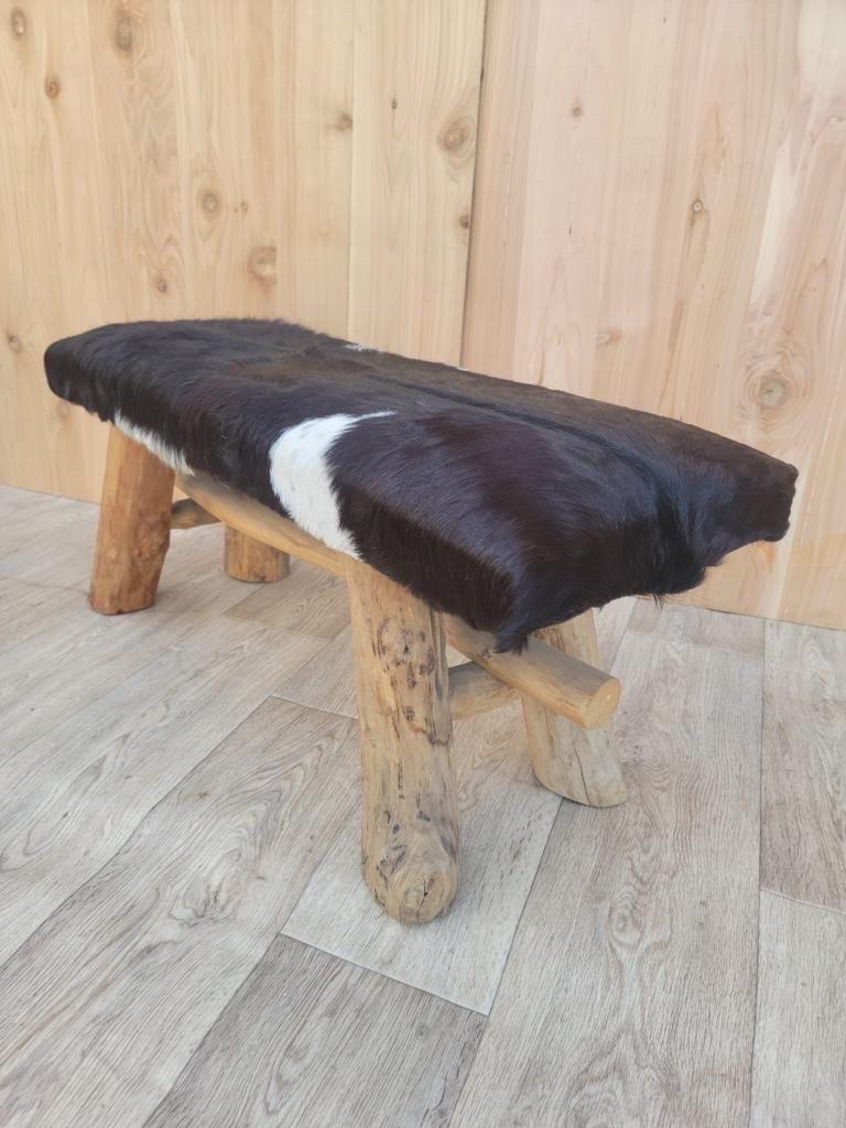 Inconnu Banc vintage en cuir de vache avec pieds en bois en vente