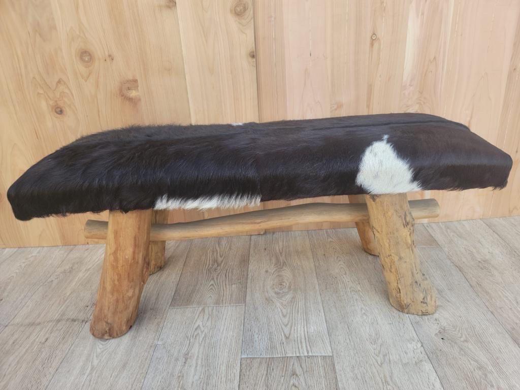 Banc vintage en cuir de vache avec pieds en bois Bon état - En vente à Chicago, IL
