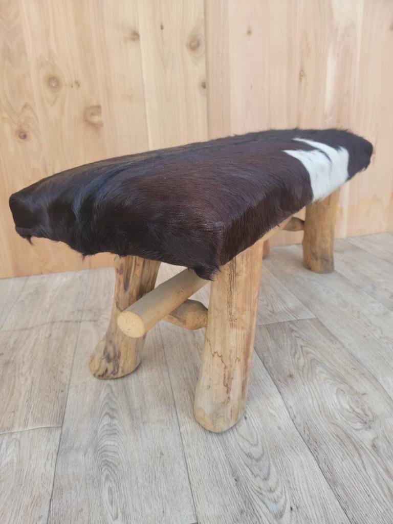 20ième siècle Banc vintage en cuir de vache avec pieds en bois en vente