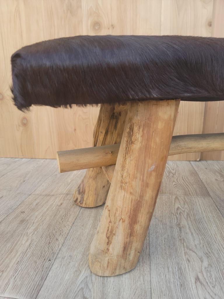 Cuir de vache Banc vintage en cuir de vache avec pieds en bois en vente