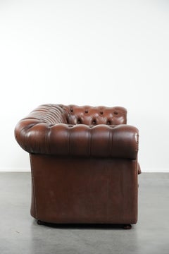 Vintage cowhide English chesterfield 2.5-seater sofa with a tough look