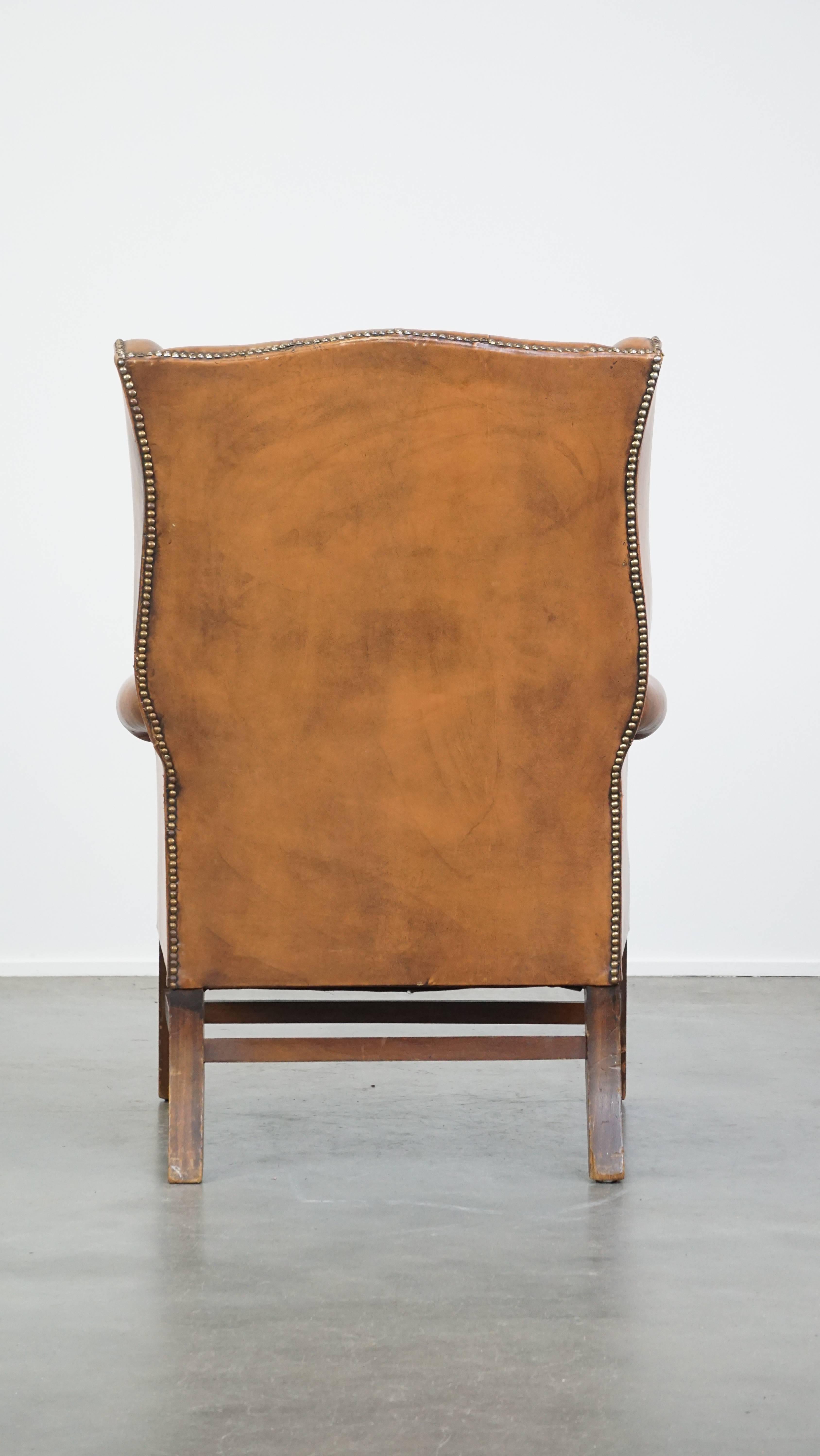 Vintage cowhide leather English Chesterfield wingback chair, light cognac color In Good Condition For Sale In Harderwijk, NL