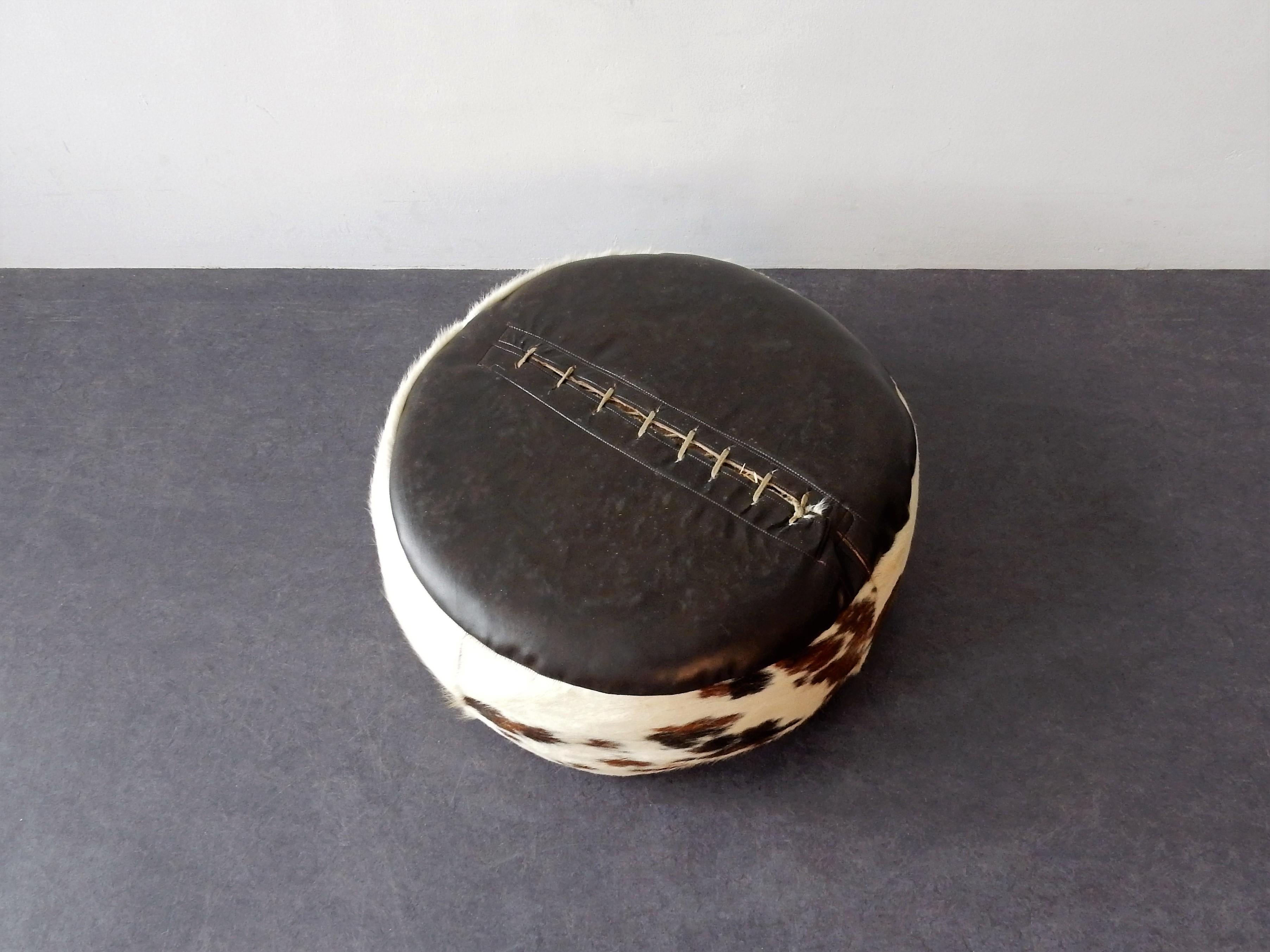 Vintage Cowhide Leather Pouf, 1970s In Good Condition In Steenwijk, NL