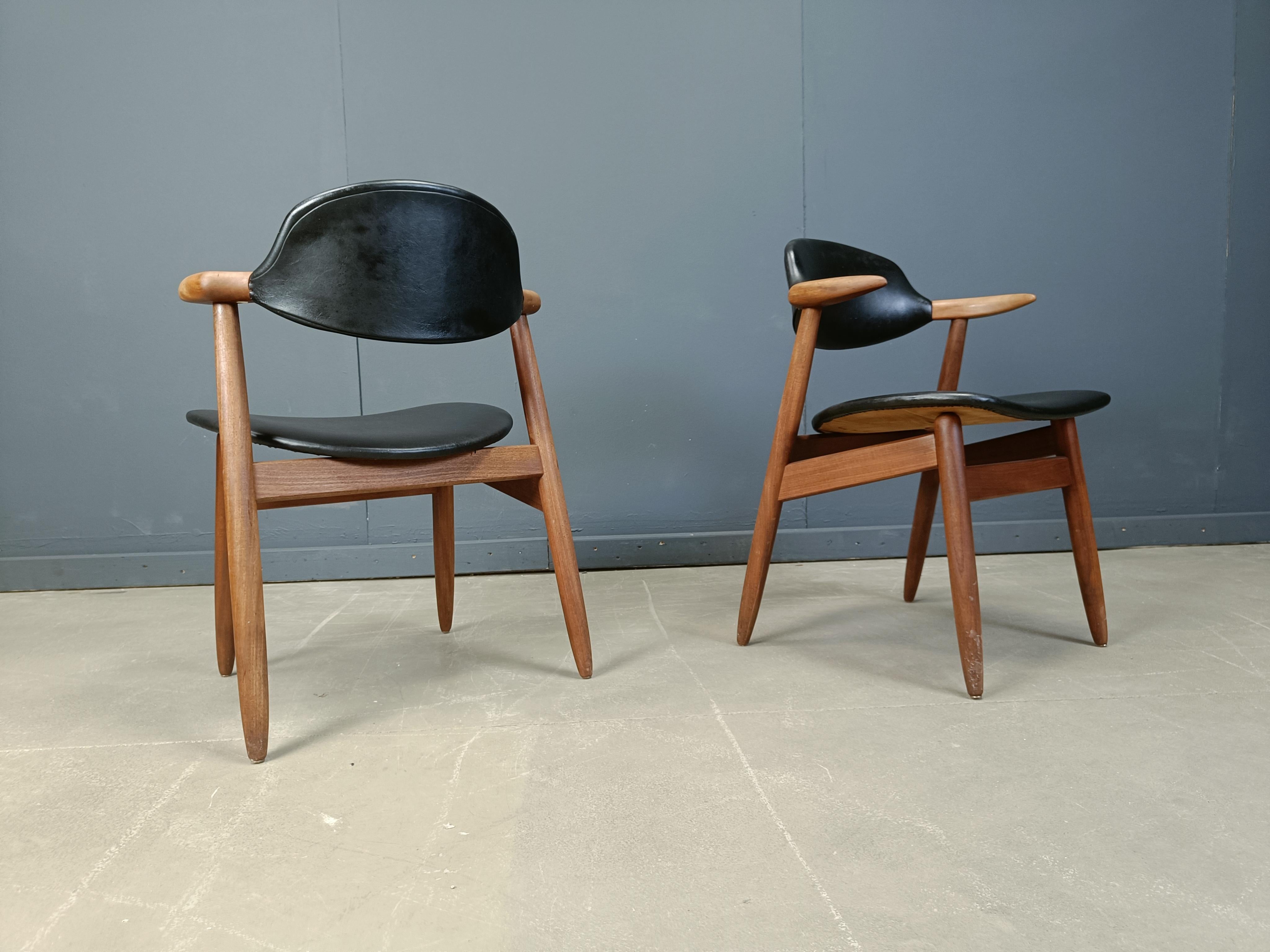 Chaises de salle à manger en corne de vache magnifiquement fabriquées par Tijsseling Meubelfabriek pour la série Propos de Hulmefa.

Très élégants cadres en bois de teck massif avec sièges et dossiers en similicuir noir.

Parfois attribué à Louis