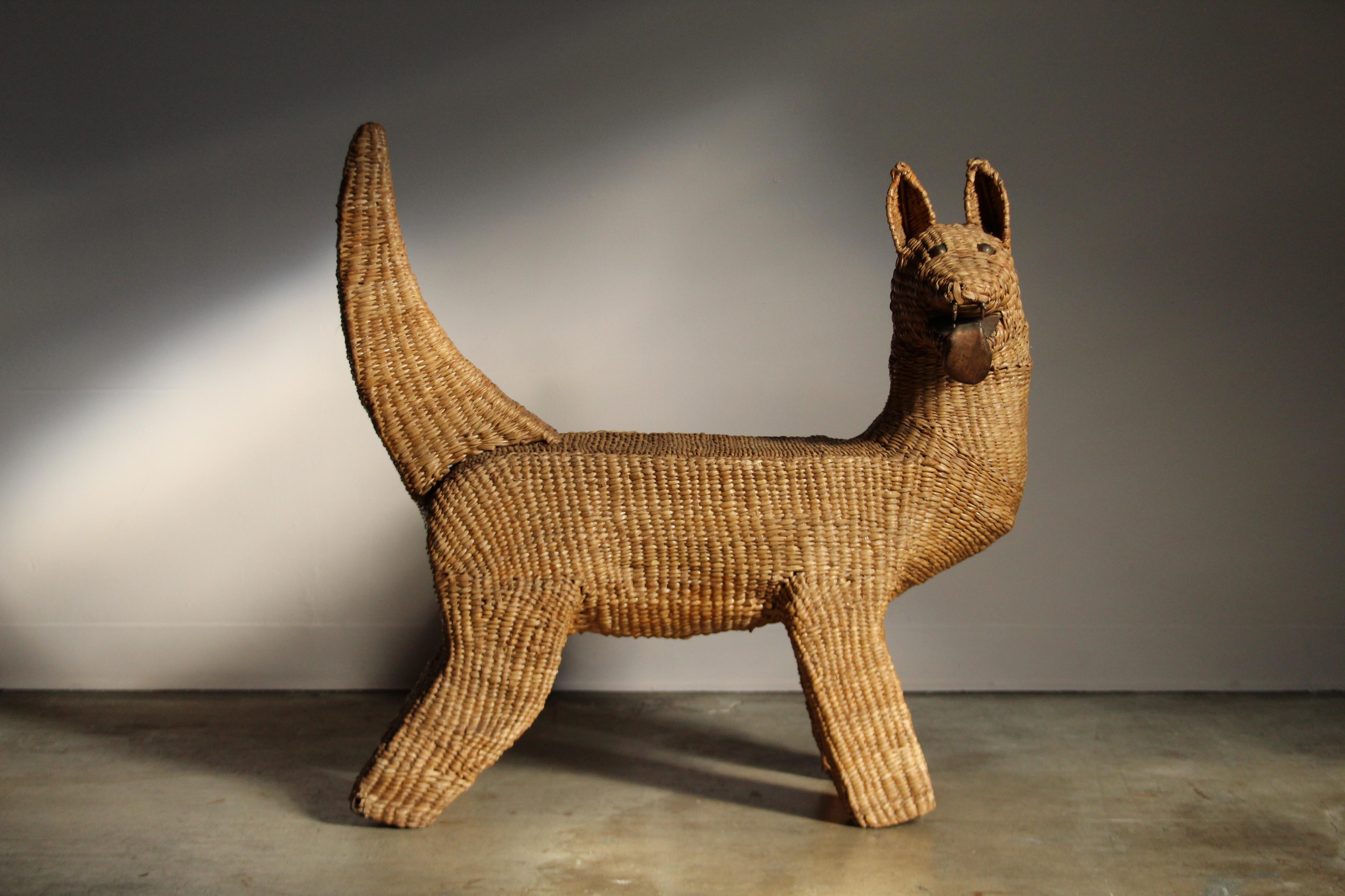 Una panchina Coyote vintage di Mario Lopez Torres, realizzata a mano in Messico negli anni Settanta. Questa panchina antropomorfa è realizzata in giunco intrecciato su una struttura in metallo e presenta occhi e lingua in rame. Si adatta