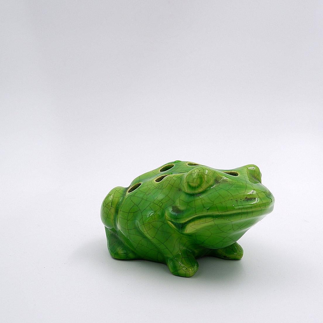 Vieille grenouille à fleurs craquée en céramique Bon état - En vente à Linkebeek, BE