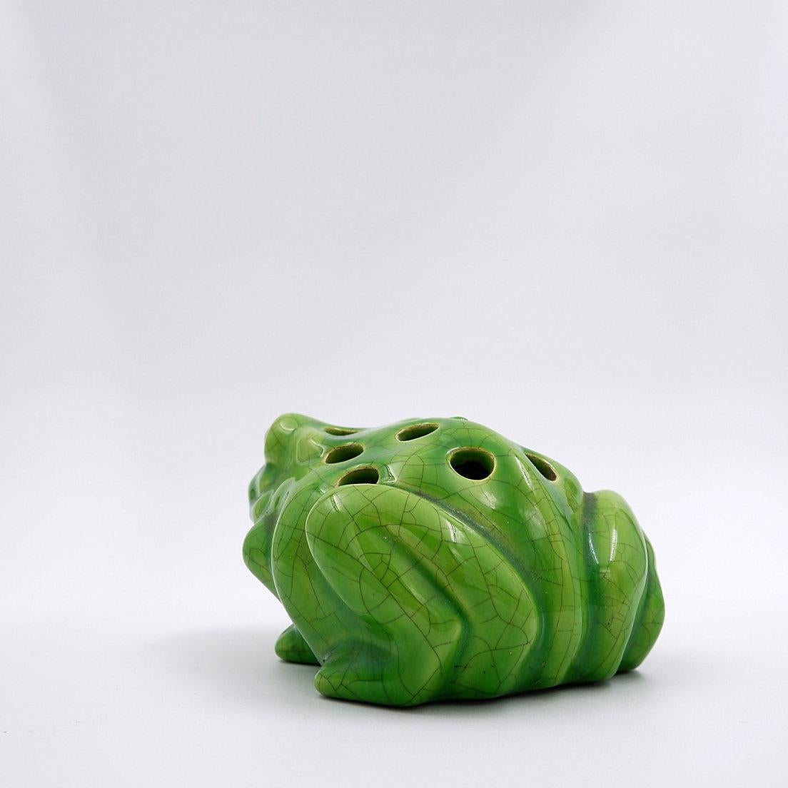 20ième siècle Vieille grenouille à fleurs craquée en céramique en vente