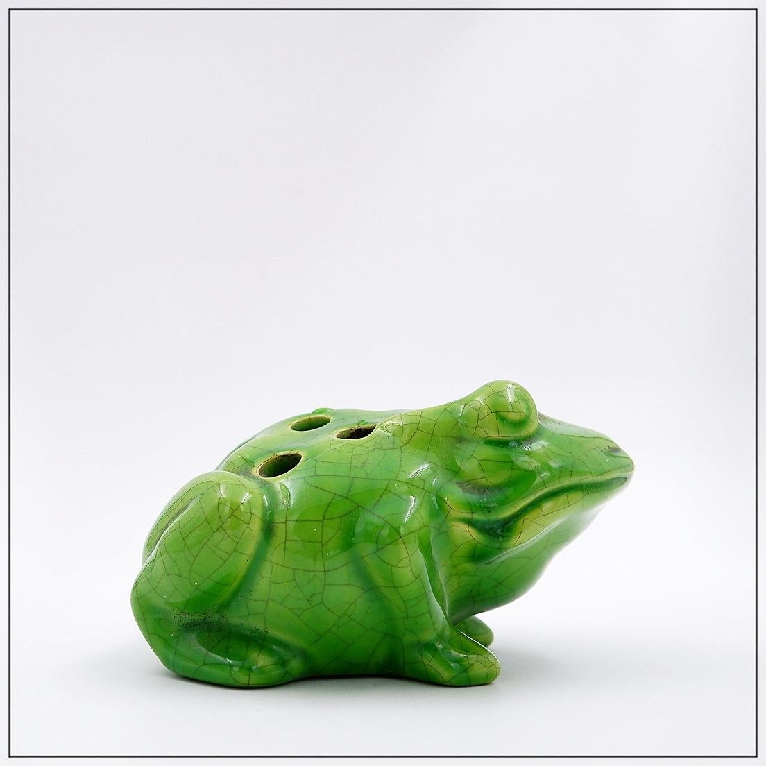 Vieille grenouille à fleurs craquée en céramique en vente 3