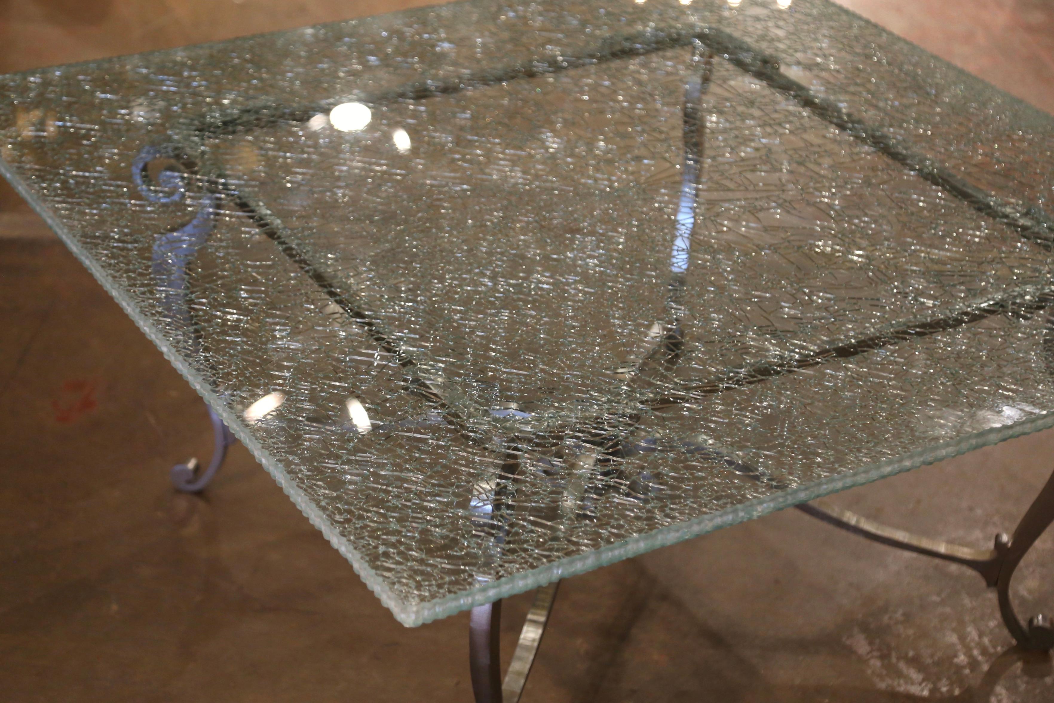 Gothique Table basse vintage en verre craquelé sur base en fer poli en vente