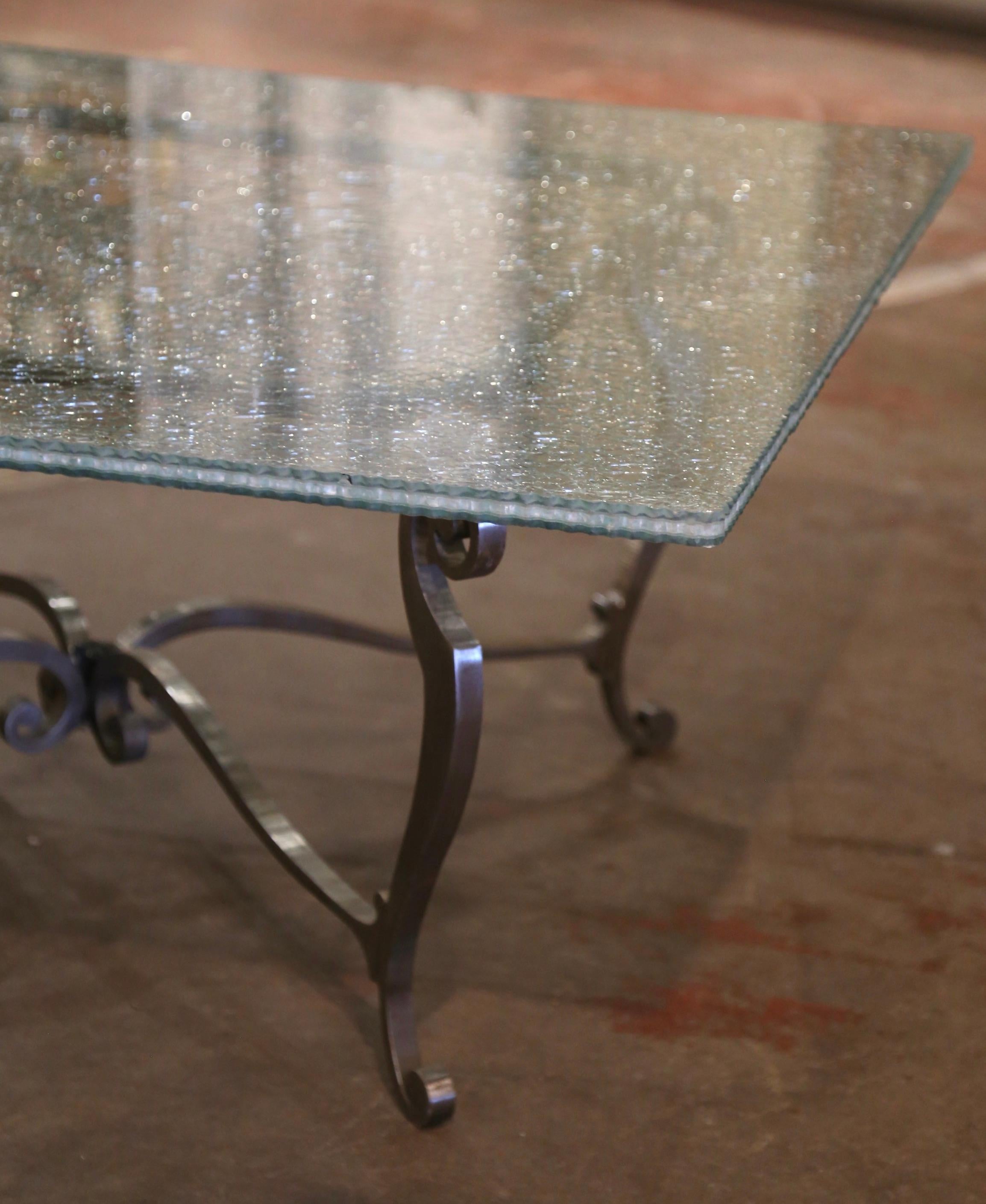Américain Table basse vintage en verre craquelé sur base en fer poli en vente