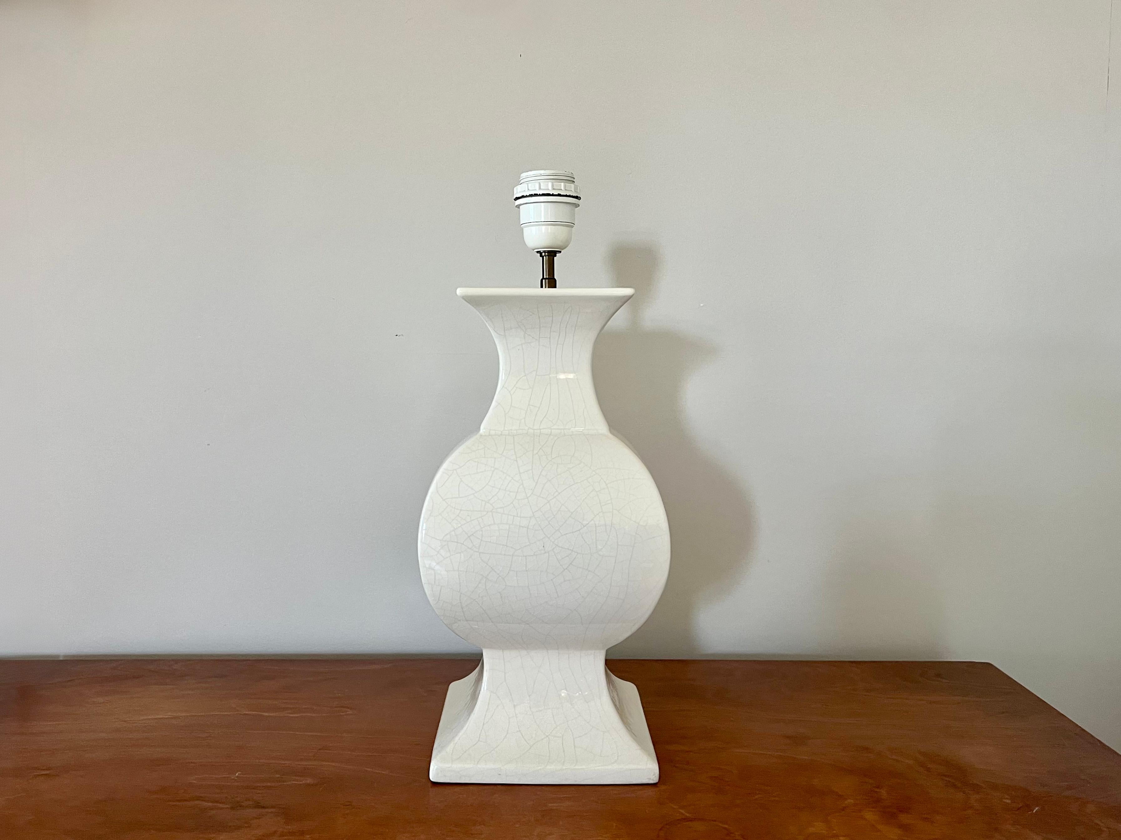 Sólo pie de lámpara - Pantalla no suministrada.

Lámpara de sobremesa francesa de cerámica craquelada de los años 70 en blanco roto

Buen tamaño, forma muy bonita, bien proporcionada.

Totalmente funcional. Excelente estado vintage sin daños.