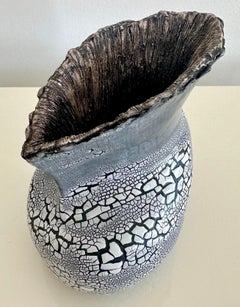 Keramikvase mit Craquelé-Glasur und strukturiertem Innenraum