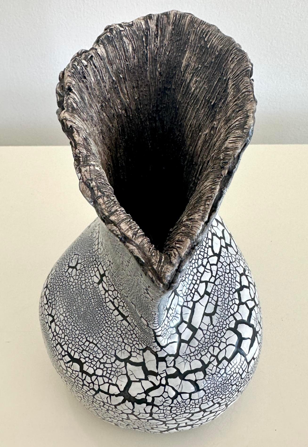 Bohème Vase vintage en céramique à glaçure craquelée avec intérieur texturé en vente