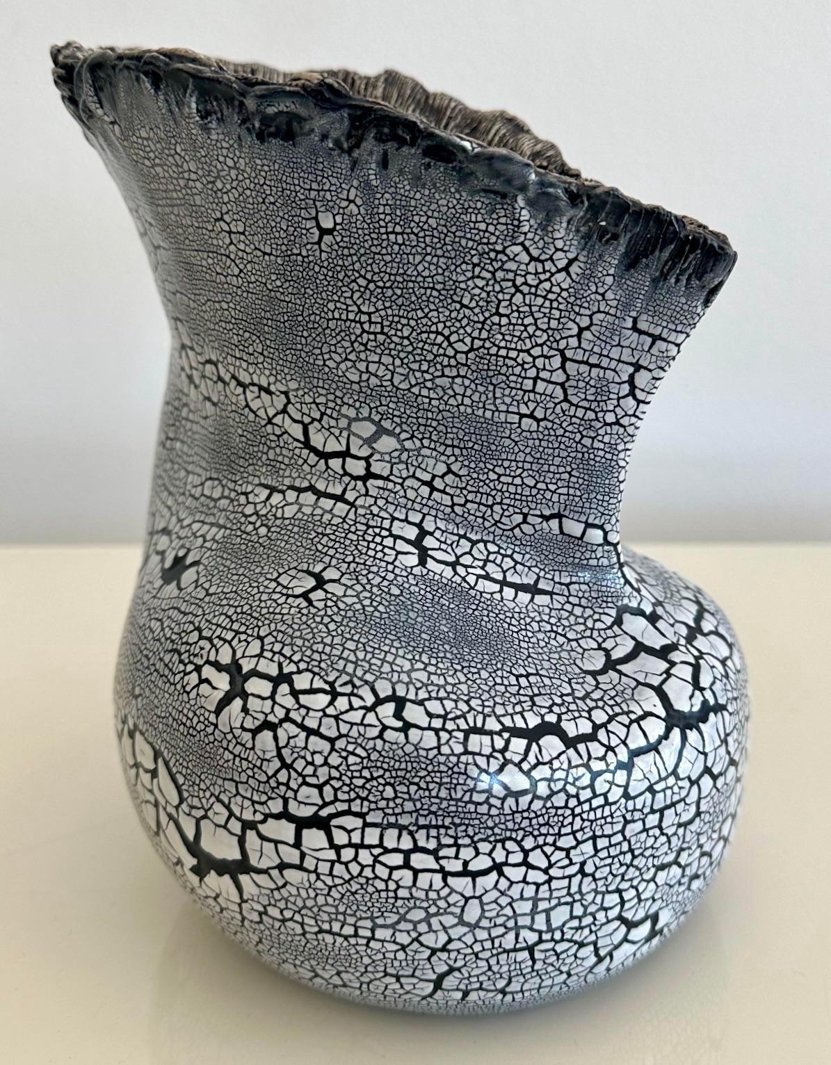 Nord-américain Vase vintage en céramique à glaçure craquelée avec intérieur texturé en vente