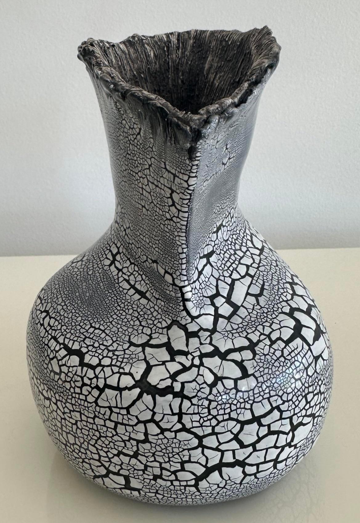 Vase vintage en céramique à glaçure craquelée avec intérieur texturé Bon état - En vente à West Palm Beach, FL