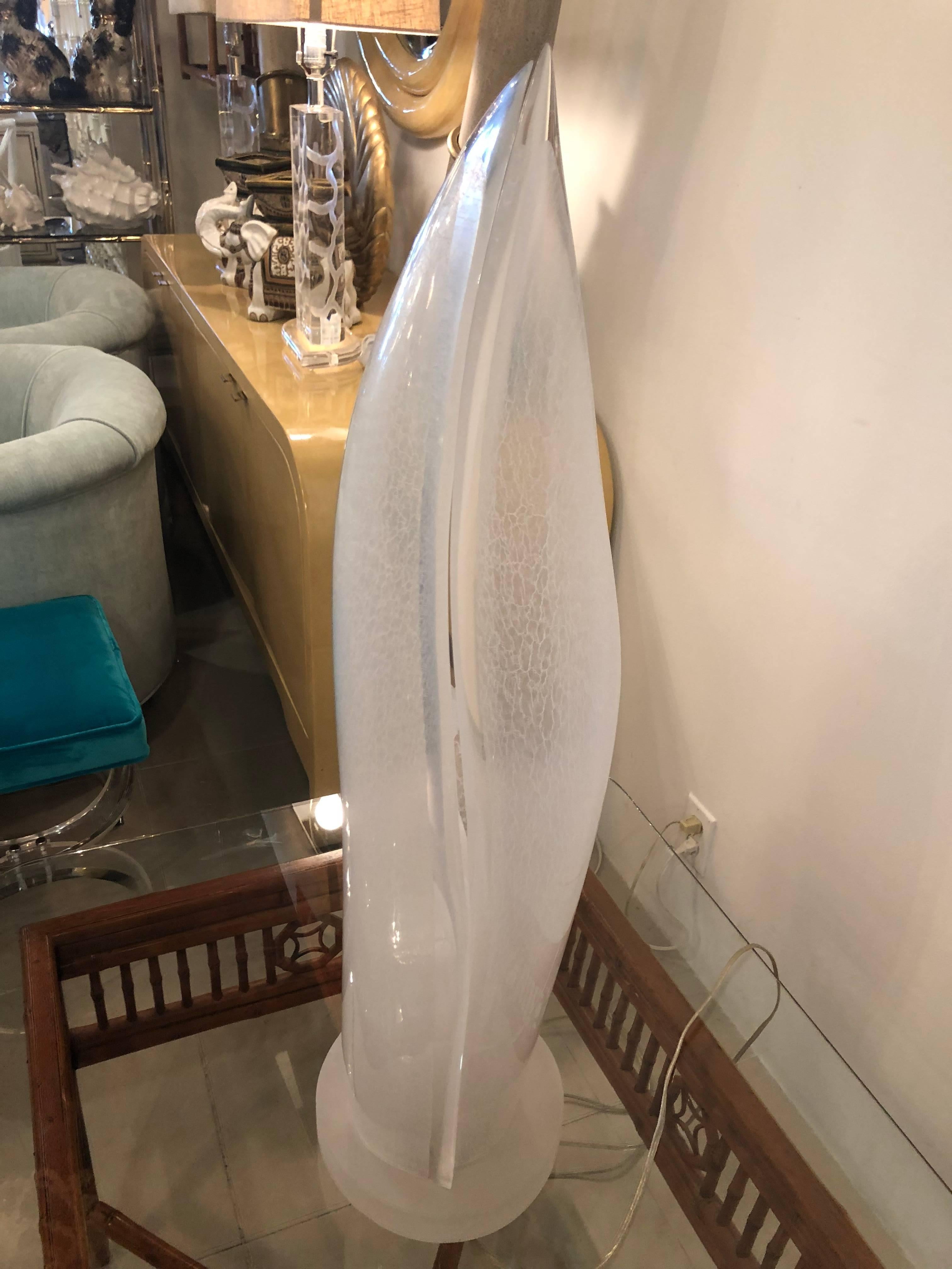 Vintage Crackled Lucite Free-Form Sculpture Table Lamp For Sale 4