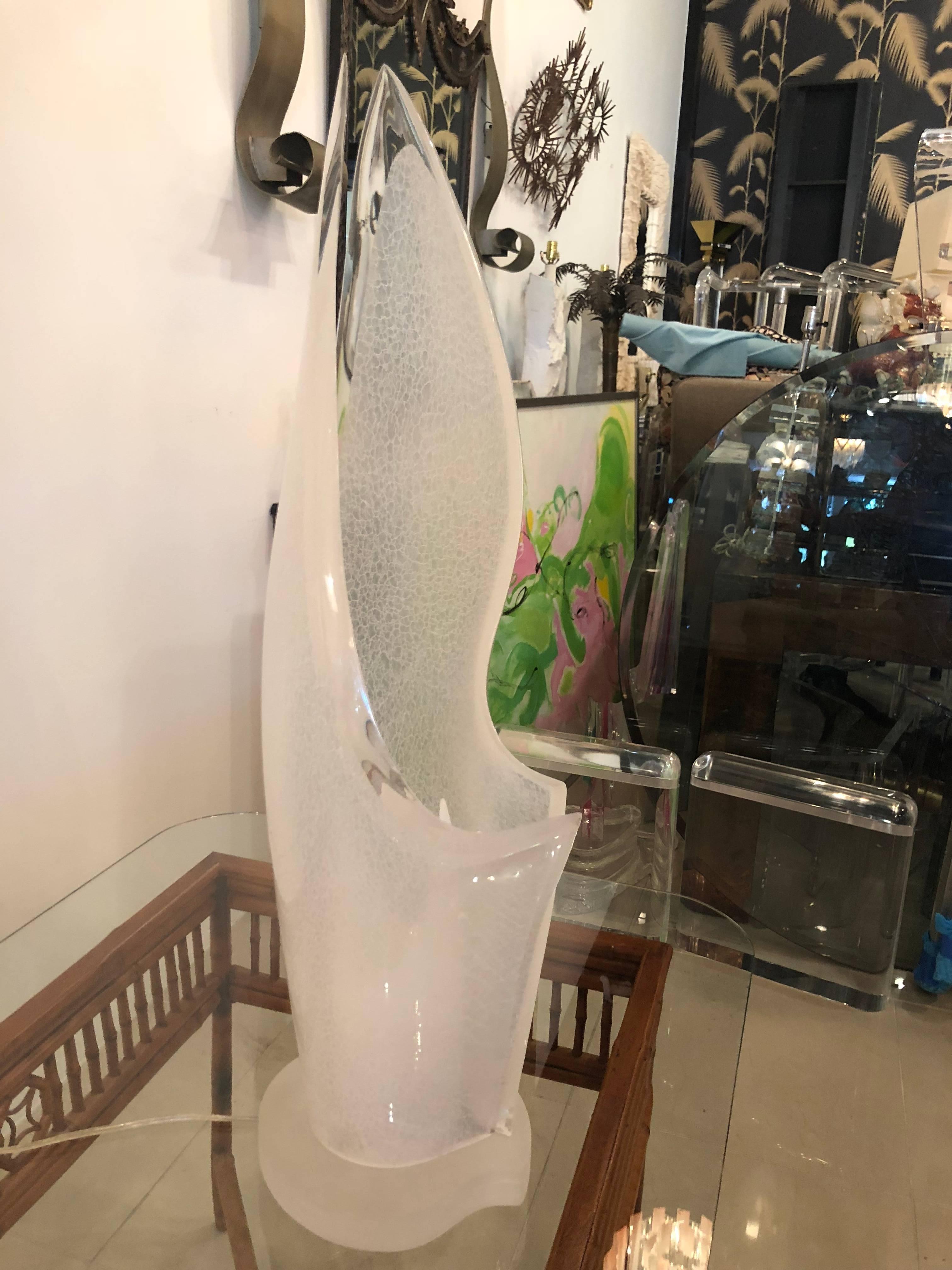 Vintage Crackled Lucite Free-Form Sculpture Table Lamp In Good Condition For Sale In West Palm Beach, FL