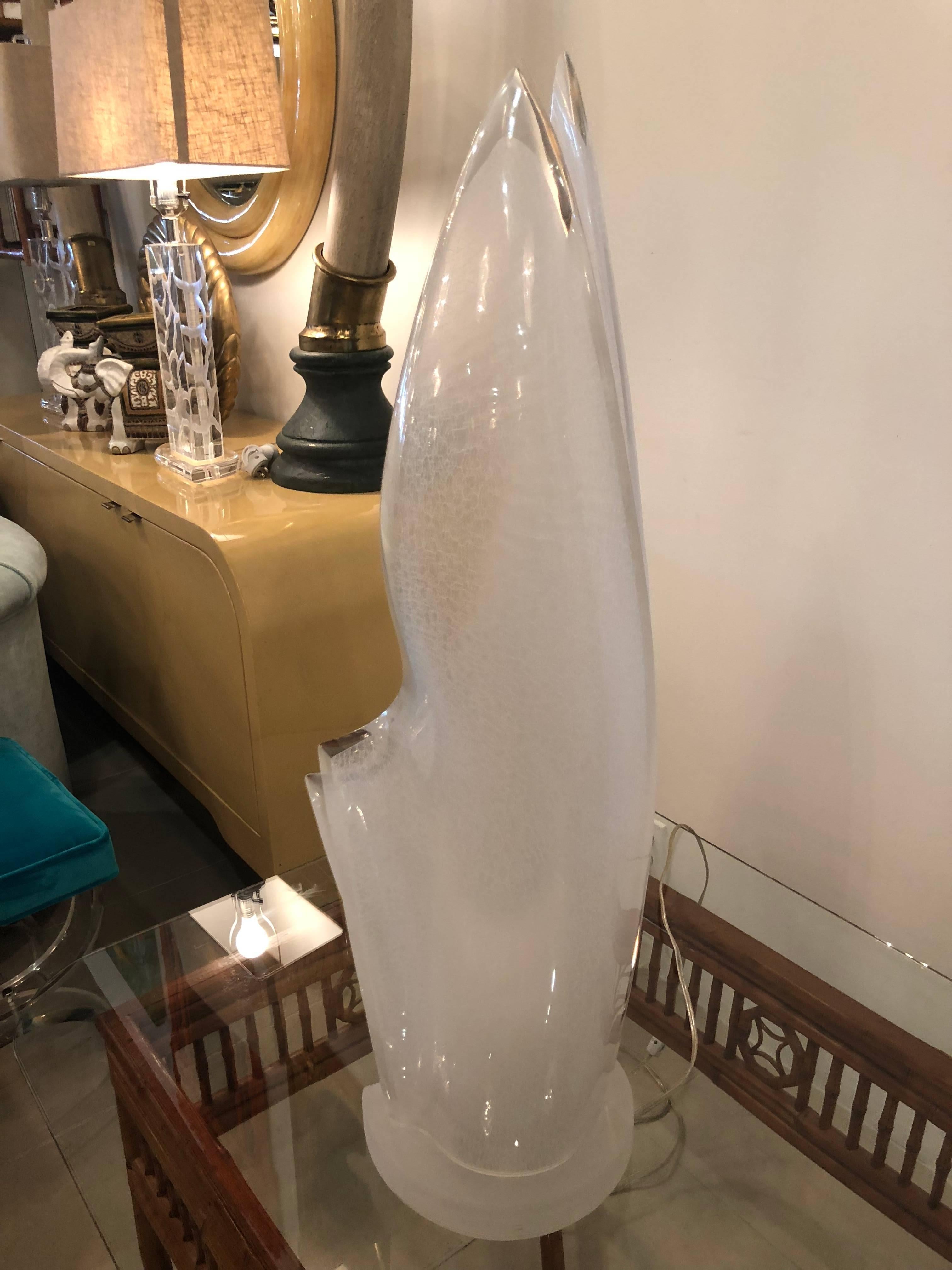 Vintage Crackled Lucite Free-Form Sculpture Table Lamp For Sale 3