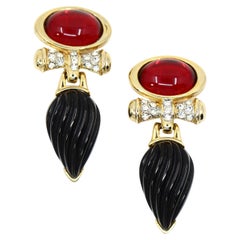 Orecchini vintage di cristallo rosso e blu con strass in tonalità oro