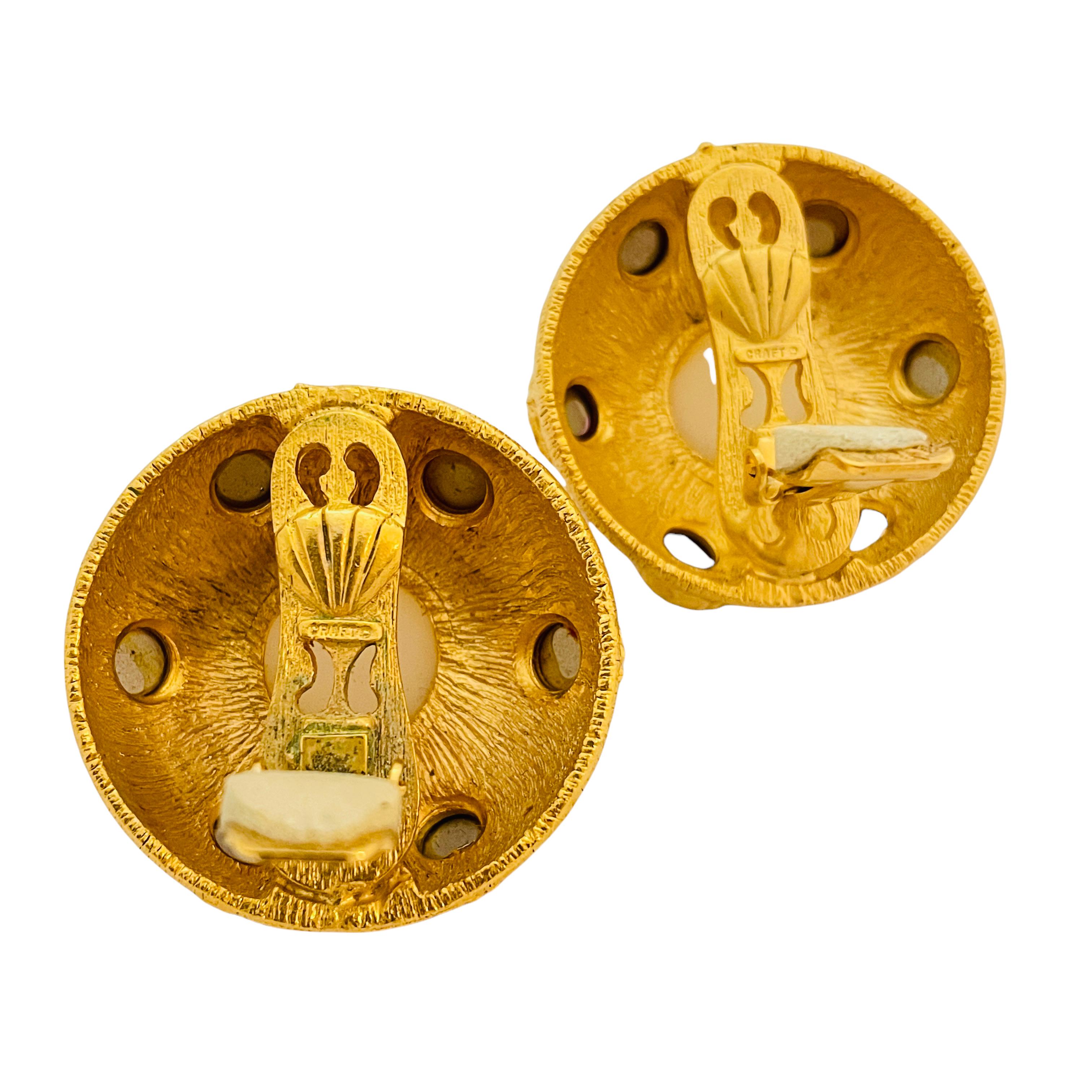 CRAFT - Boucles d'oreilles à clips de défilé vintage en or, perles et strass, superbes, de créateur Bon état - En vente à Palos Hills, IL
