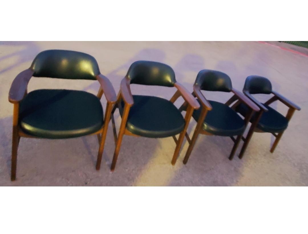 Satz von 4 schwarzen Vintage-Sesseln von Craftmaster Industries.
Originalpolsterung in gutem Zustand.
Solide Stühle.