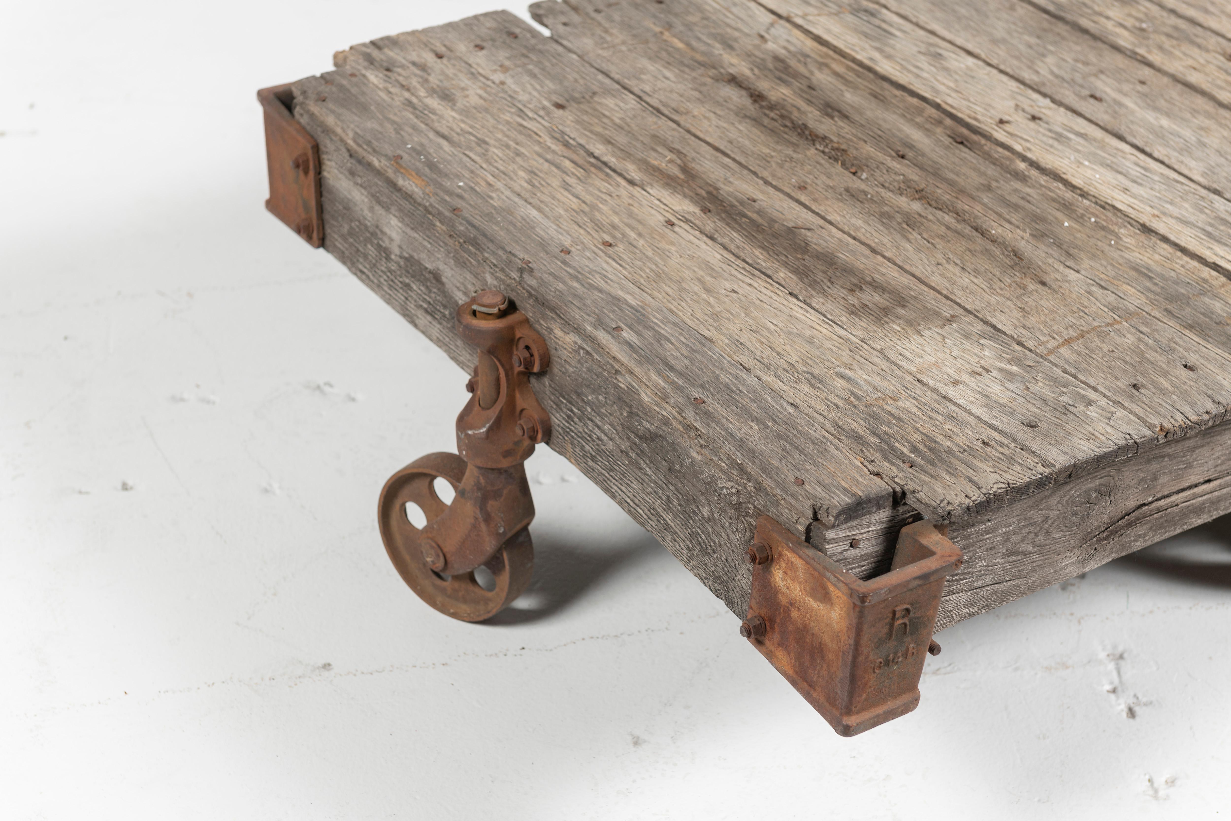 20ième siècle Chariot artisanal vintage comme table basse, bois rustique sur roues en fer, 20ème siècle en vente