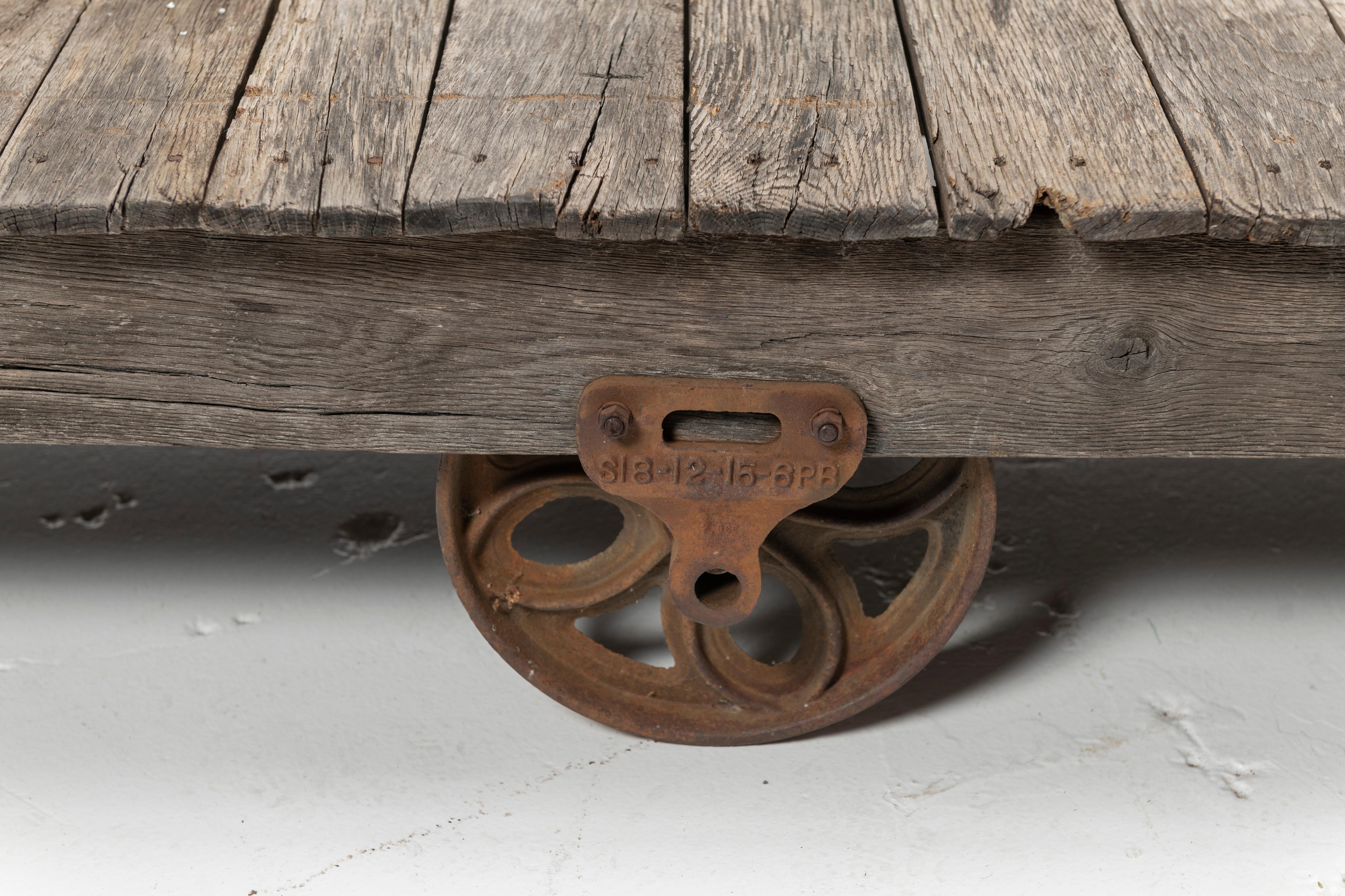 Fer Chariot artisanal vintage comme table basse, bois rustique sur roues en fer, 20ème siècle en vente