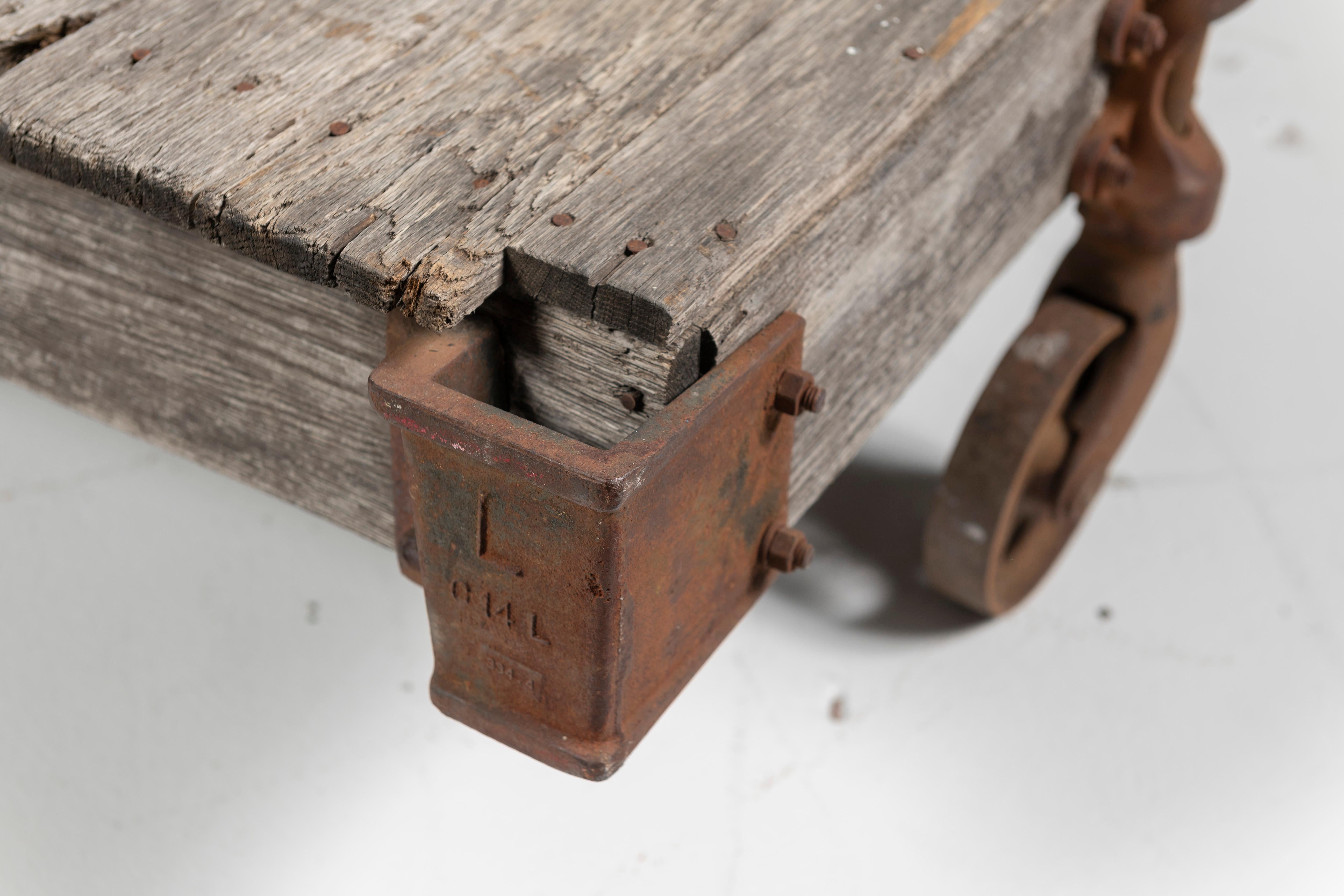 Chariot artisanal vintage comme table basse, bois rustique sur roues en fer, 20ème siècle en vente 2