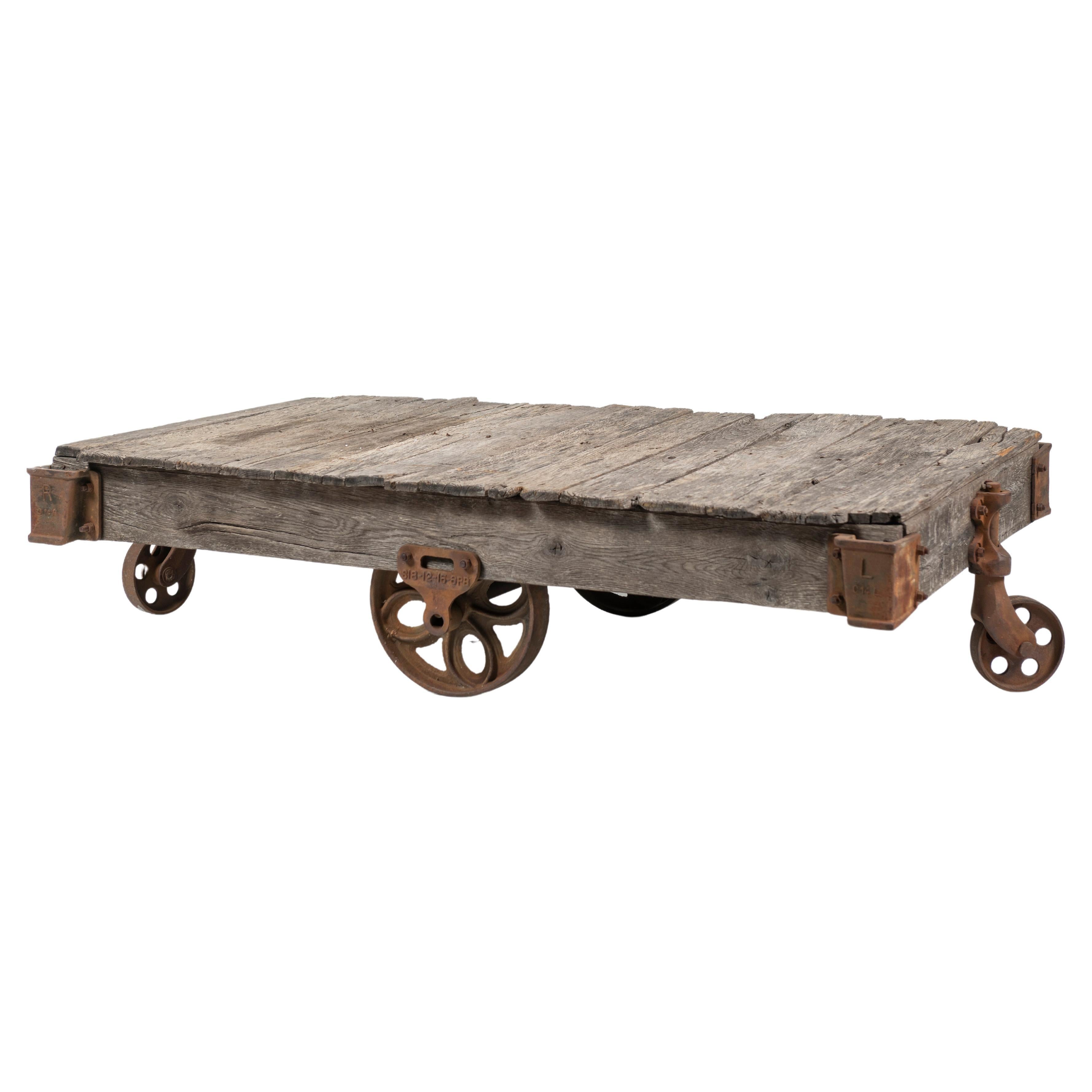 Chariot artisanal vintage comme table basse, bois rustique sur roues en fer, 20ème siècle