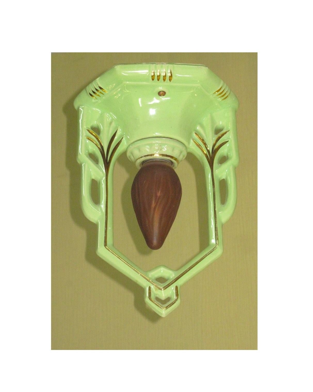 1930er Jahre Deco inspiriert Craftsman Green Porzellan bündig montieren einzelne Glühbirne Deckenleuchte. Diese antiken Beleuchtungskörper sind sehr schwer zu finden, da sie so zerbrechlich sind, dass die meisten nicht überlebt haben. Vorsichtig