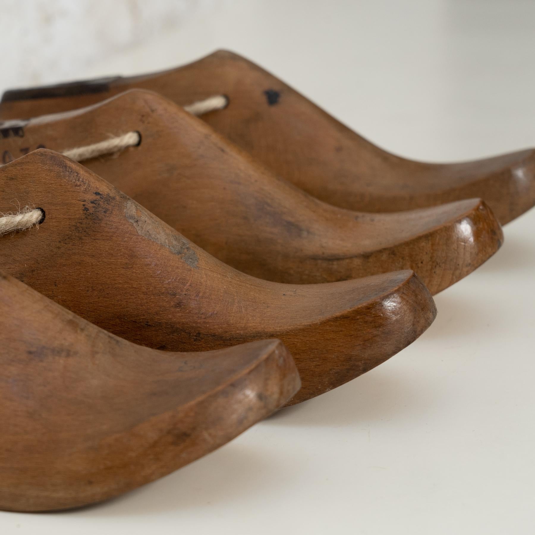 Vintage-Handwerkskunst: Satz von vier Schuhbehältern aus Massivholz, ca. 1940 im Angebot 3