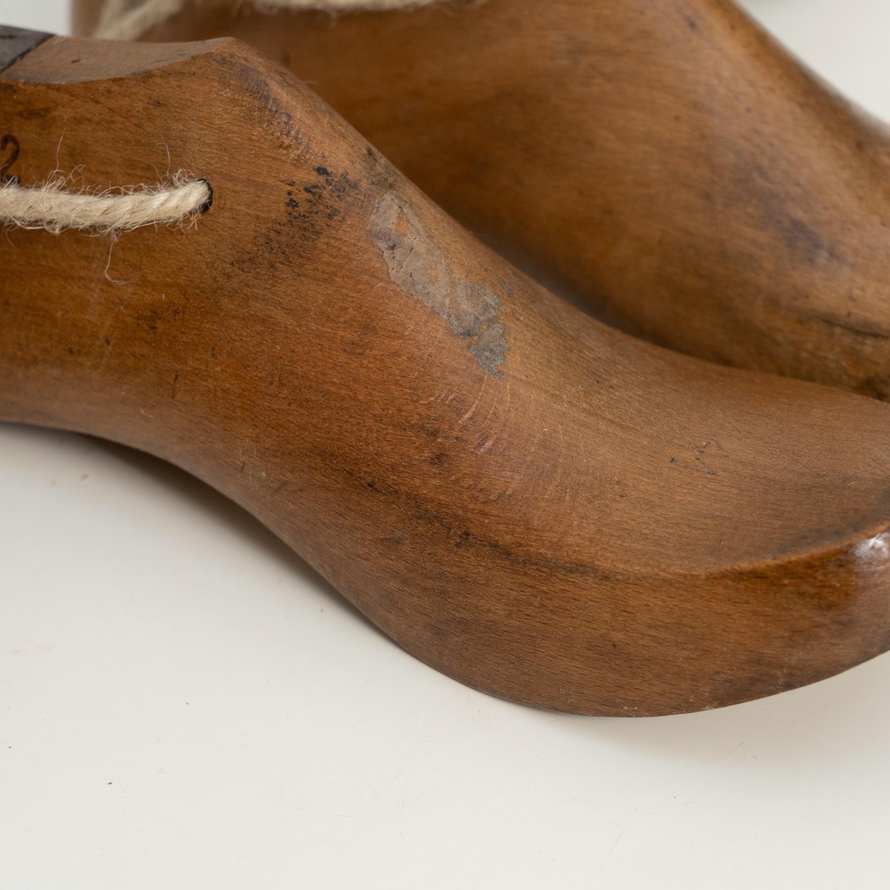 Vintage Craftsmanship: Set of Four Solid Wood Shoe Lasts, c. 1940 In Good Condition For Sale In Barcelona, ES