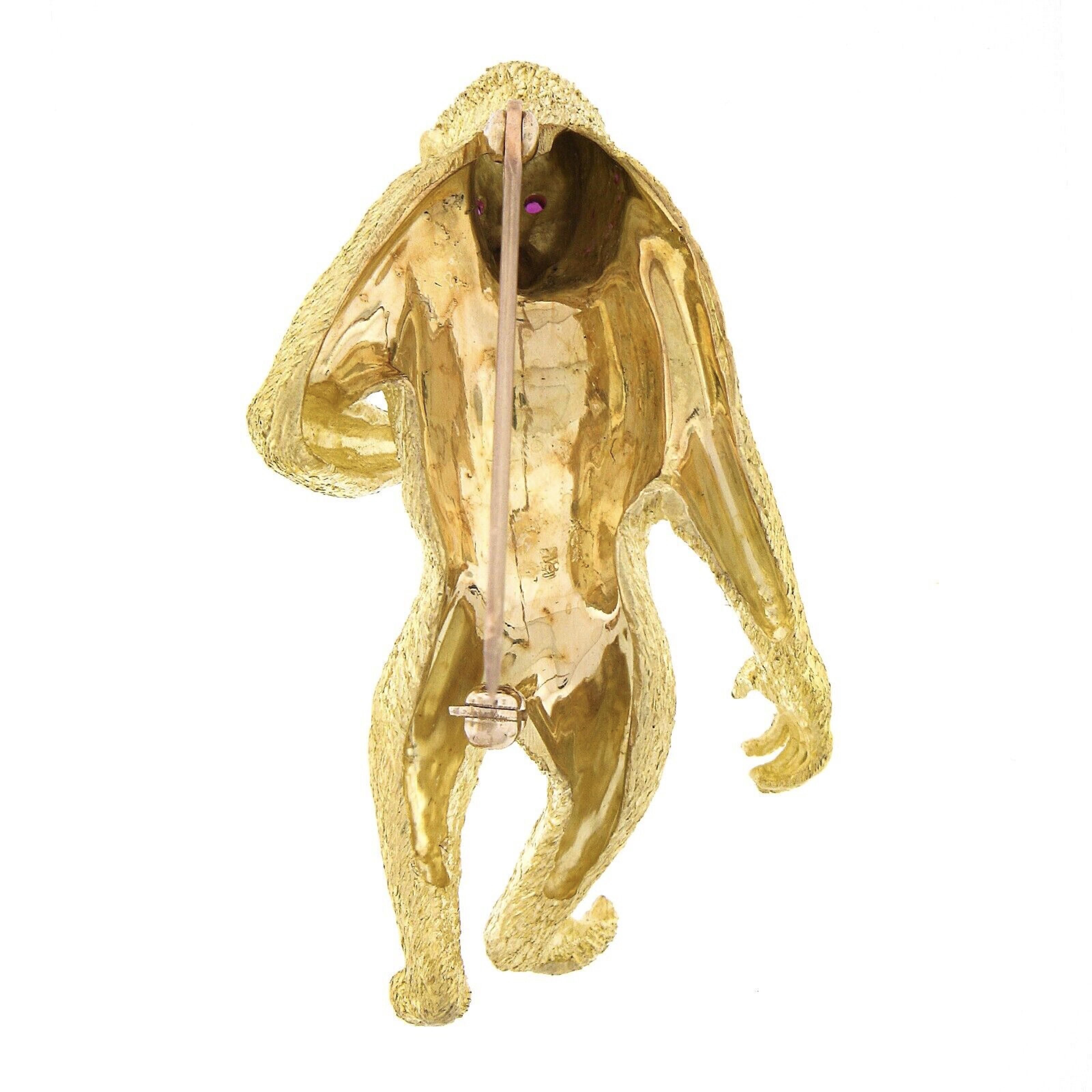 Taille ronde Craig Drake Broche vintage texturée en or 18 carats, rubis et diamants en forme de singe Gorilla en vente