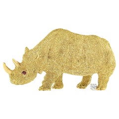 Craig Drake Broche rhinocéros texturée vintage en or 18 carats, rubis et diamants